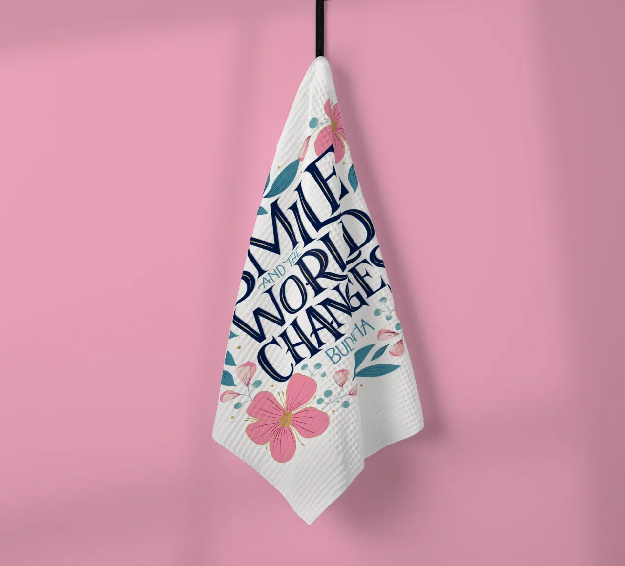 Souriez et le monde change. Zitat. Fleurs. Lettrage torchon de CalliLetters