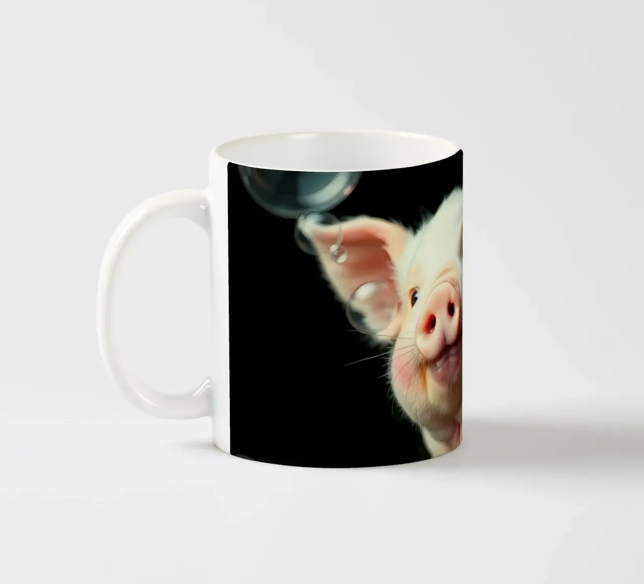 Maialino felice che gioca con le bolle di sapone in un'atmosfera luminosa e allegra. tazza in ceramica da DesignDoodle