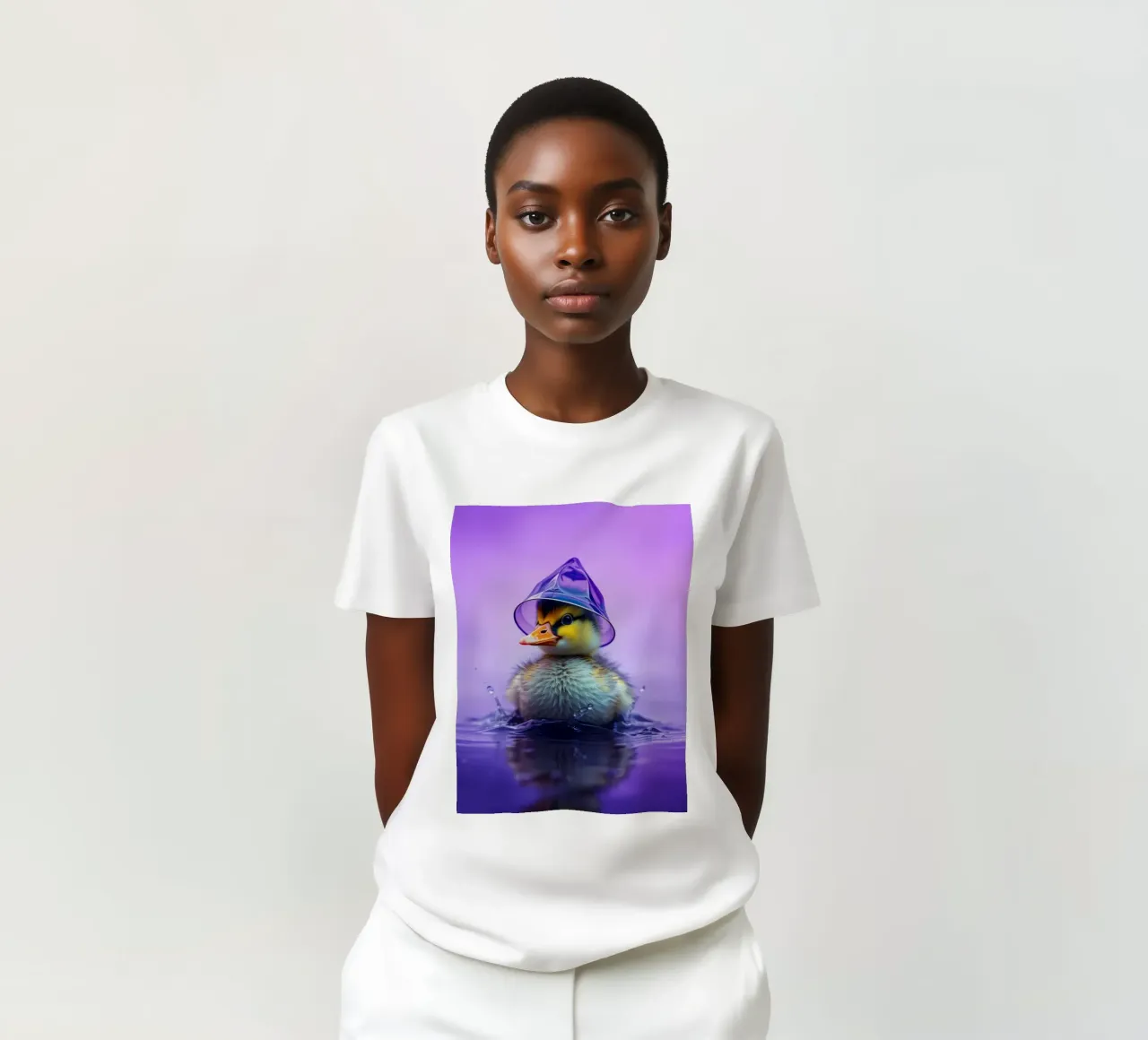 Un simpatico anatroccolo spruzza acqua indossando un piccolo cappello viola t-shirt da DesignDoodle