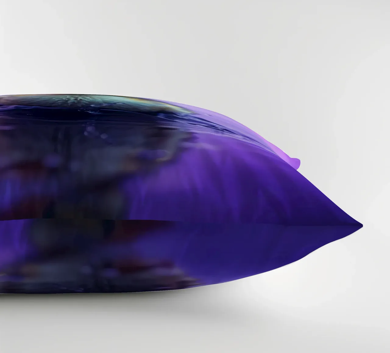 Un simpatico anatroccolo spruzza acqua indossando un piccolo cappello viola cuscino da DesignDoodle