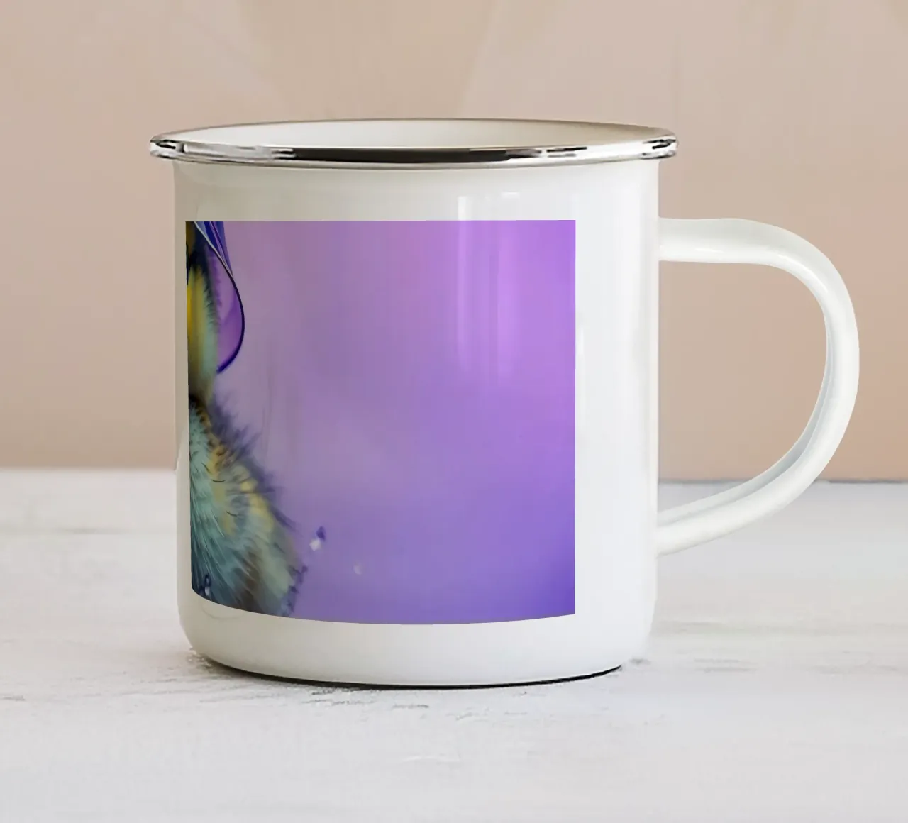 Un simpatico anatroccolo spruzza acqua indossando un piccolo cappello viola tazza in smalto da DesignDoodle