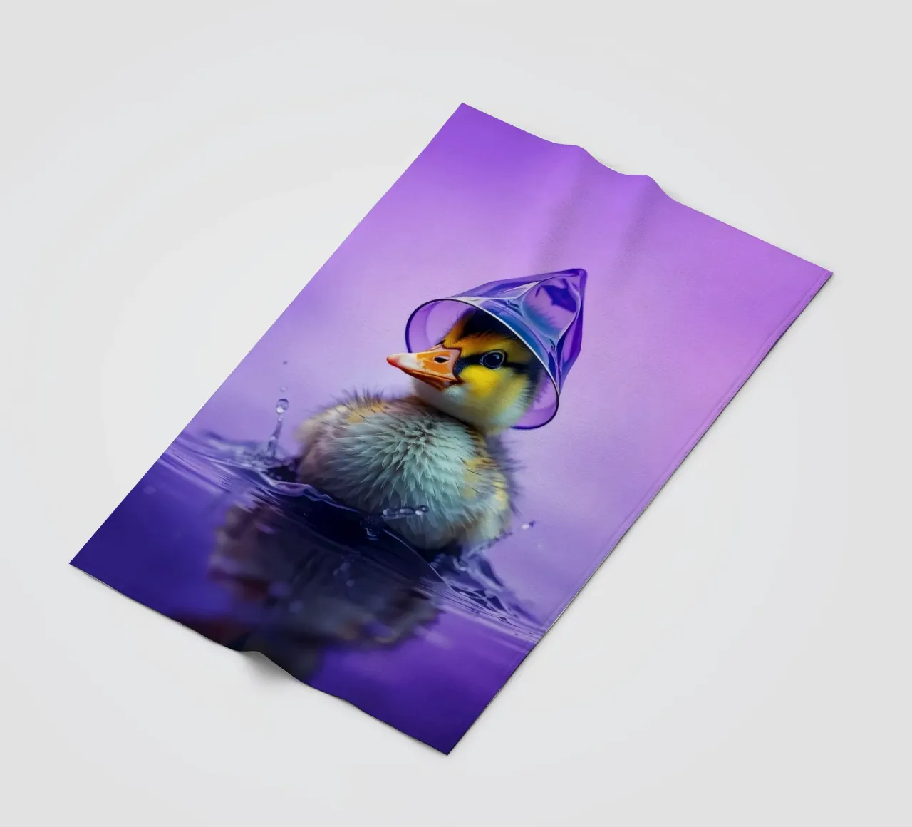 Un simpatico anatroccolo spruzza acqua indossando un piccolo cappello viola coperta in pile da DesignDoodle