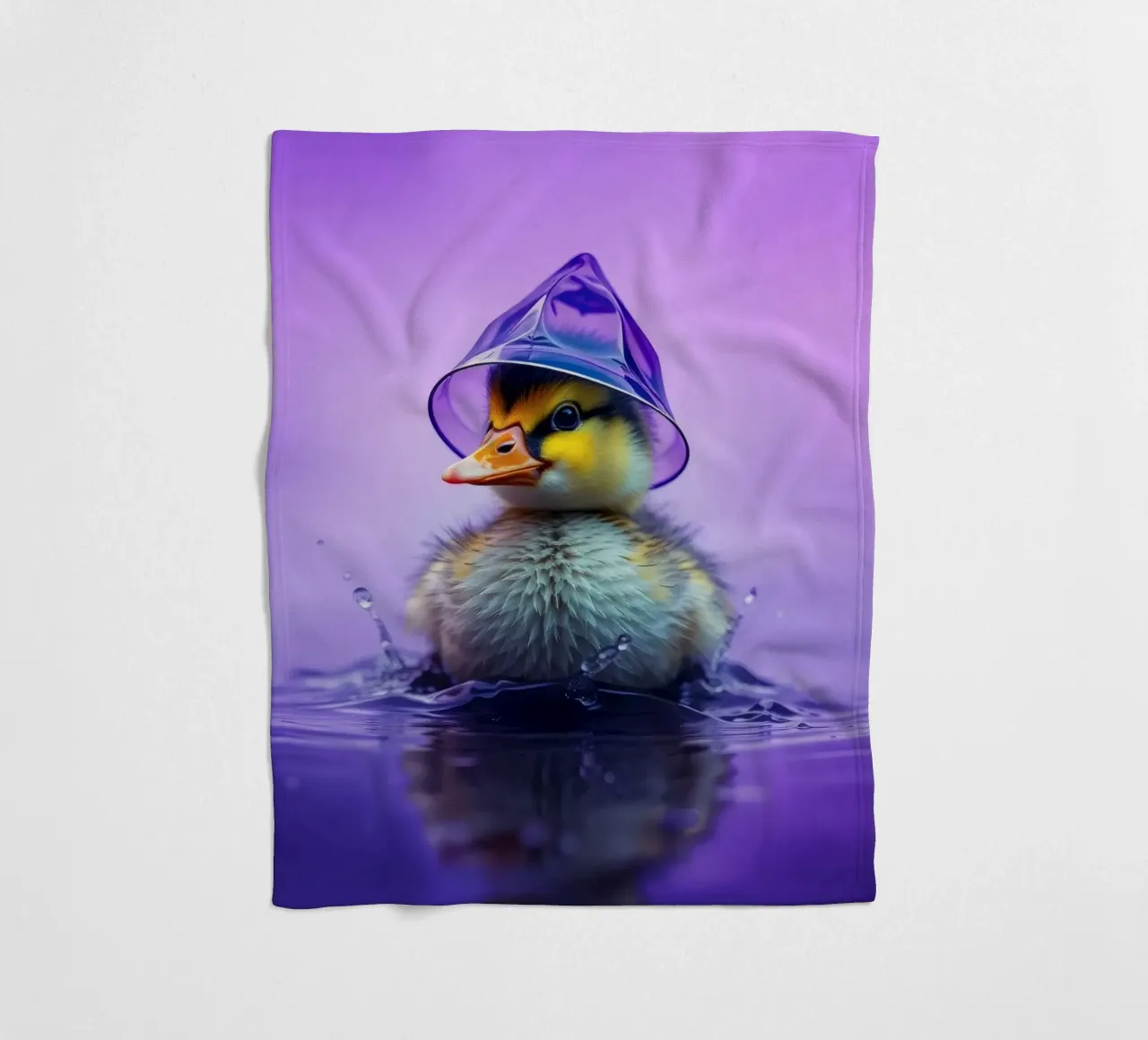 Un simpatico anatroccolo spruzza acqua indossando un piccolo cappello viola coperta in pile da DesignDoodle