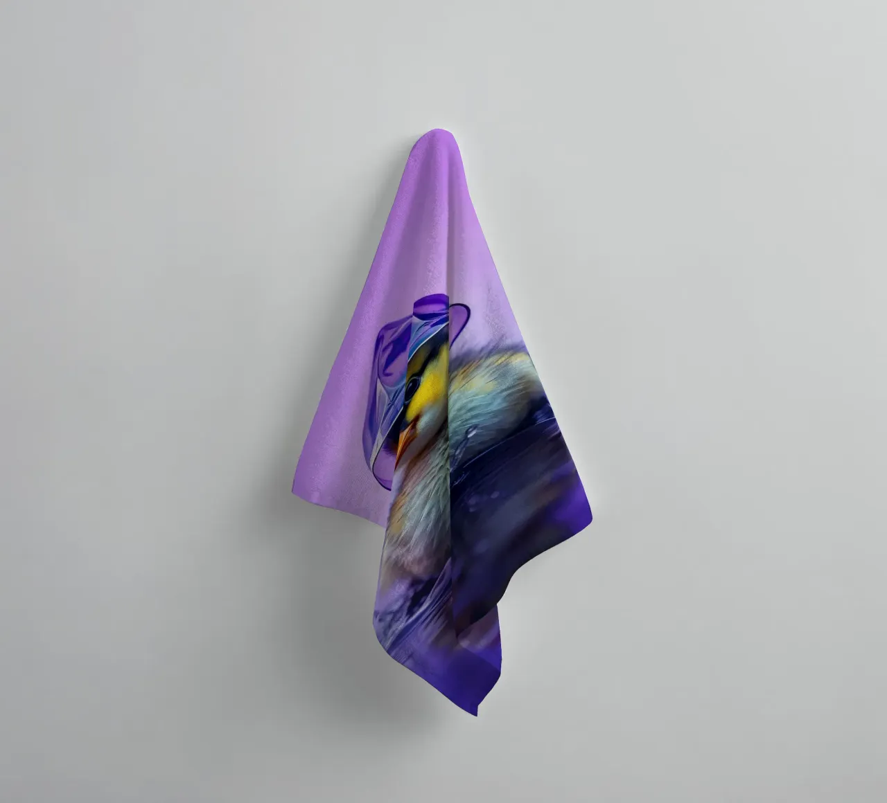 Un simpatico anatroccolo spruzza acqua indossando un piccolo cappello viola asciugamano da bagno da DesignDoodle