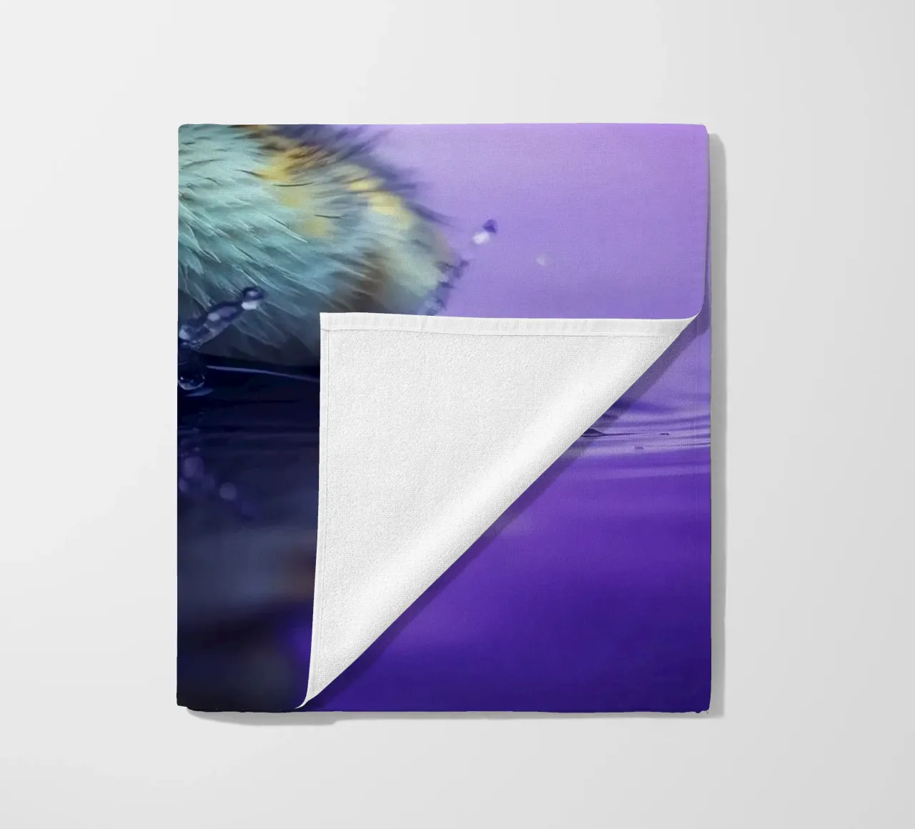 Un simpatico anatroccolo spruzza acqua indossando un piccolo cappello viola telo mare da DesignDoodle