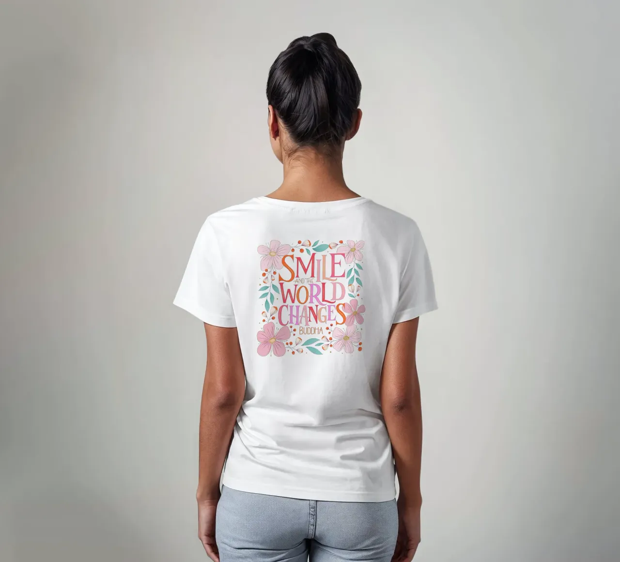 Sorridi e il mondo cambia. Zitat. Fiori e scritte t-shirt da CalliLetters