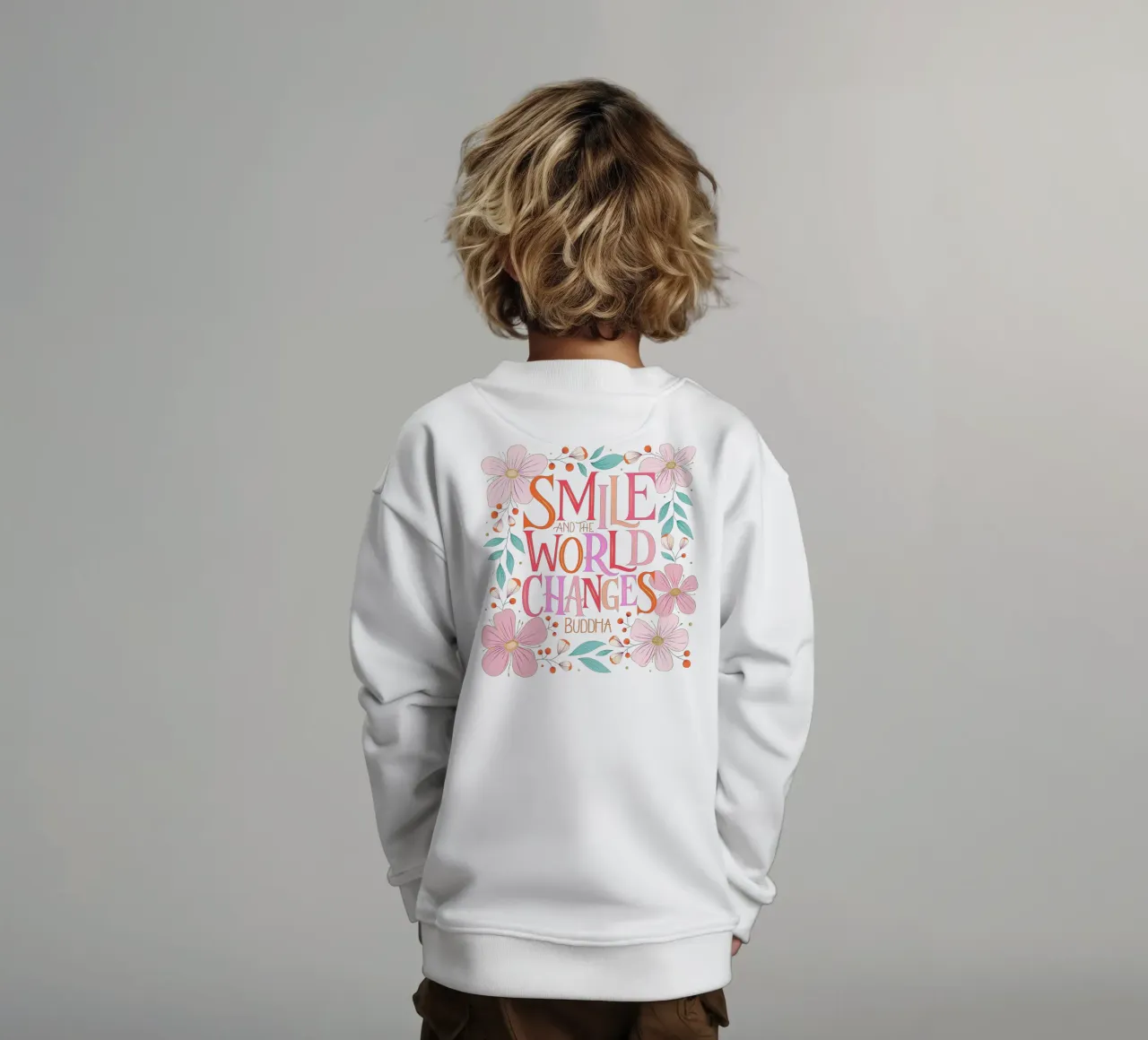 Sorridi e il mondo cambia. Zitat. Fiori e scritte felpa bambino da CalliLetters