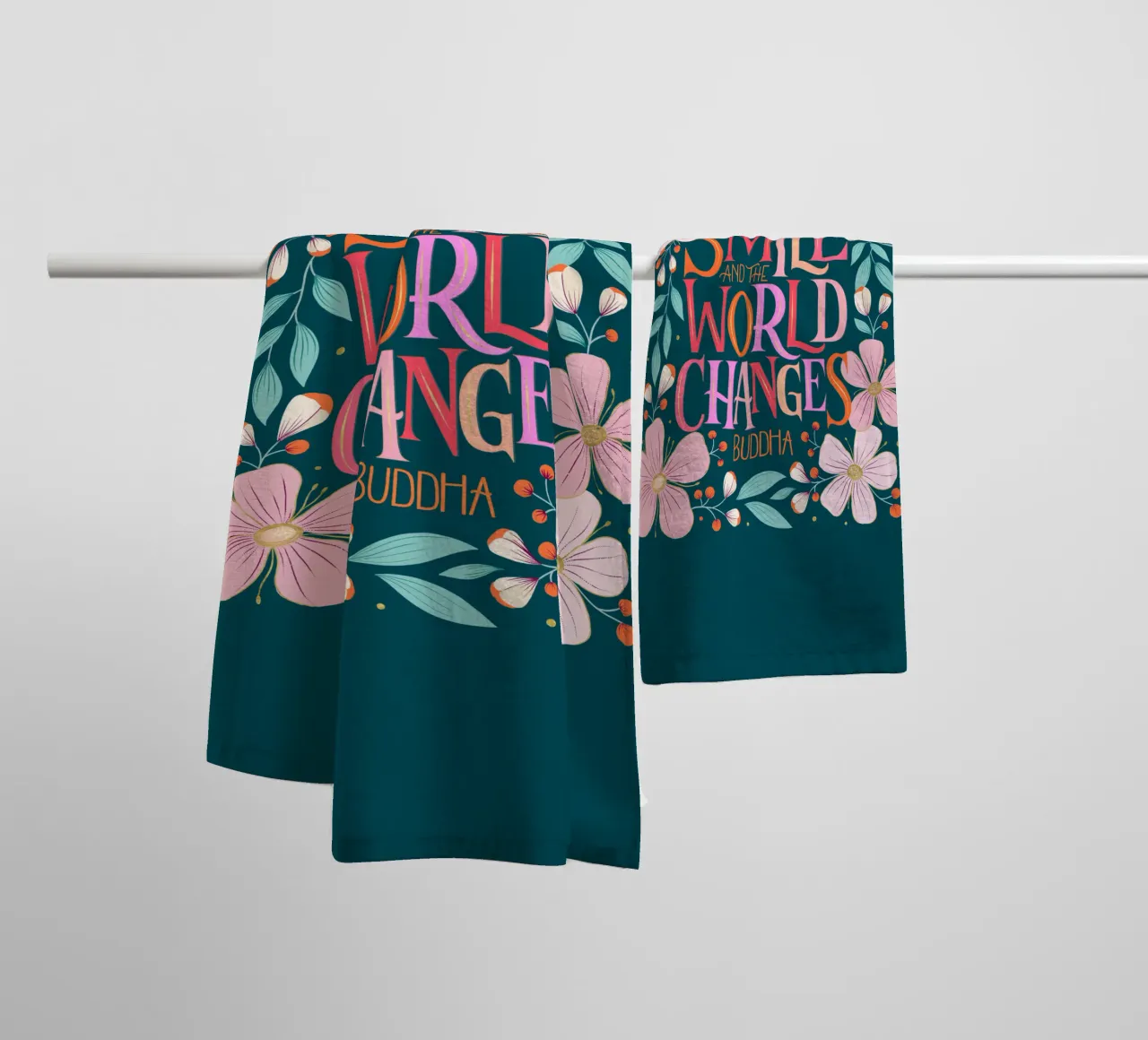 Sorridi e il mondo cambia. Zitat. Fiori e scritte asciugamano da bagno da CalliLetters