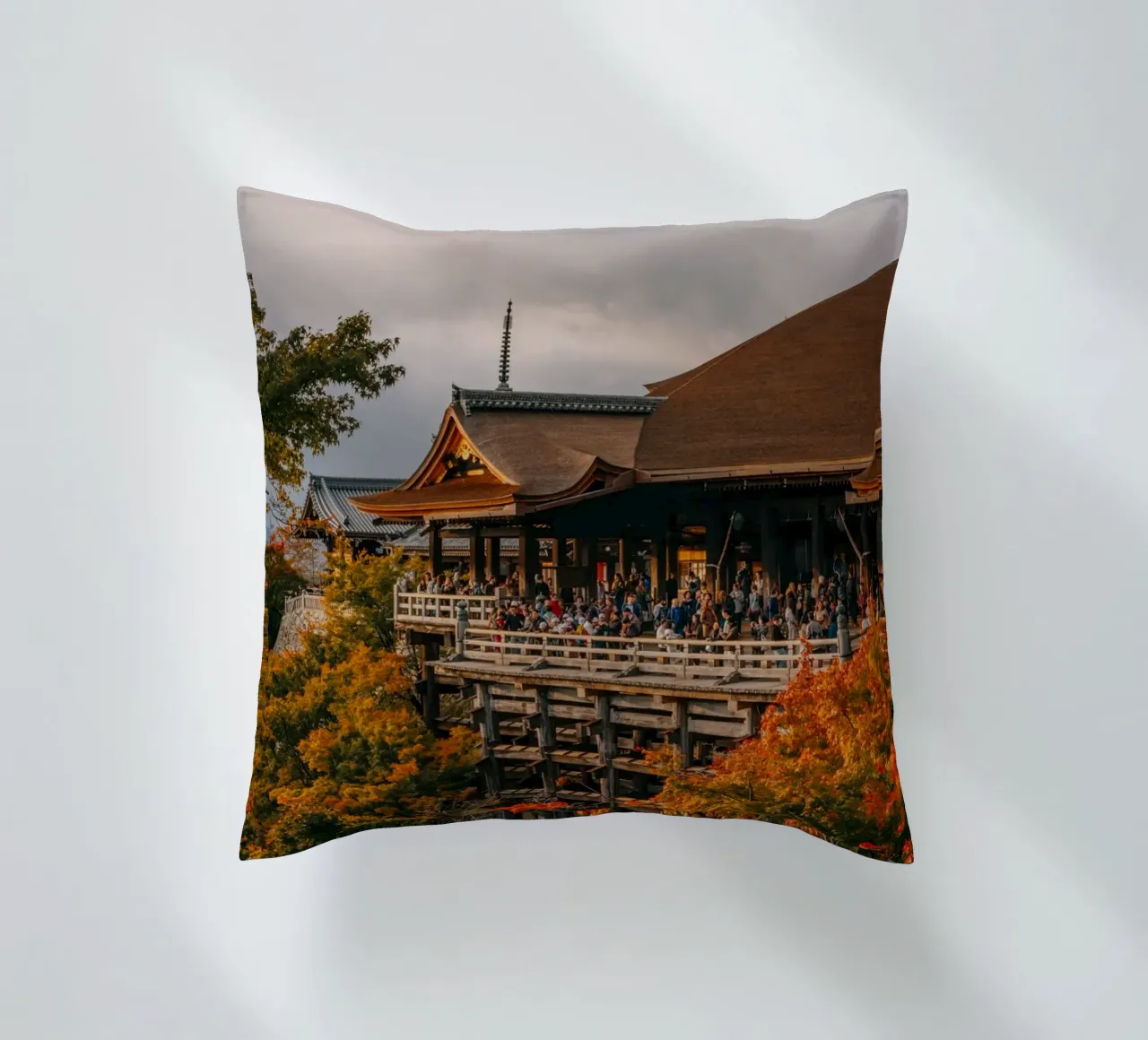 Kiyomizu-dera in Kyoto in Autumn cuscino da Marcel Bisig