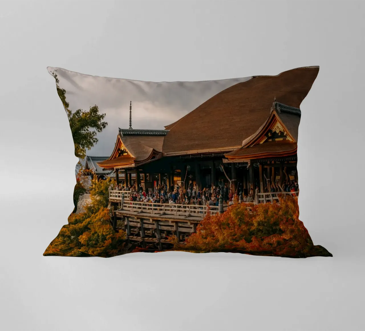 Kiyomizu-dera in Kyoto in Autumn cuscino da Marcel Bisig