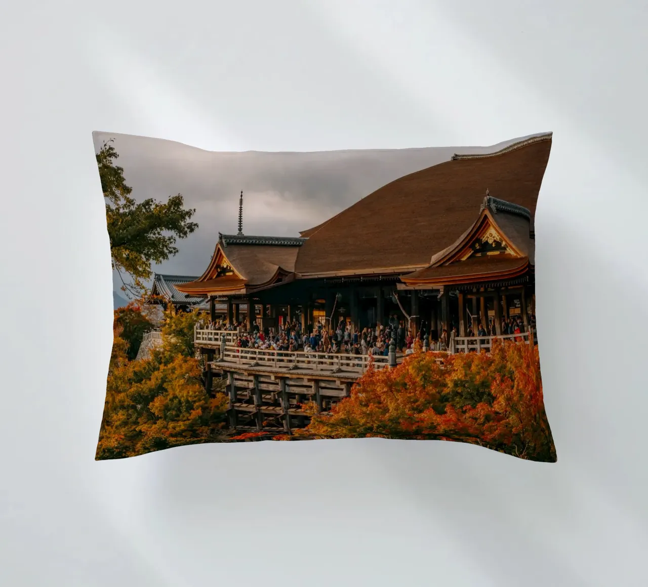 Kiyomizu-dera in Kyoto in Autumn cuscino da Marcel Bisig