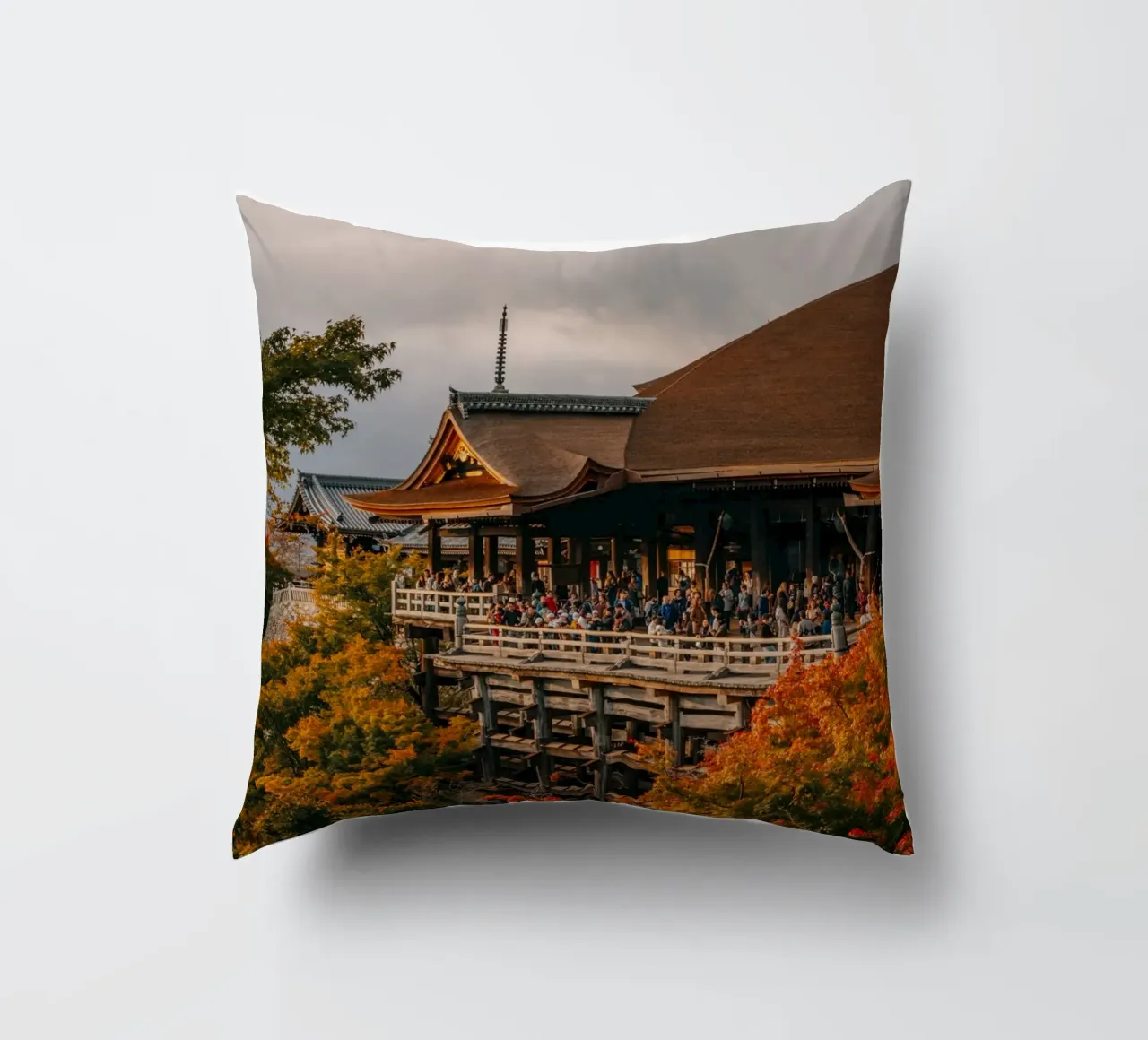 Kiyomizu-dera in Kyoto in Autumn cuscino da Marcel Bisig