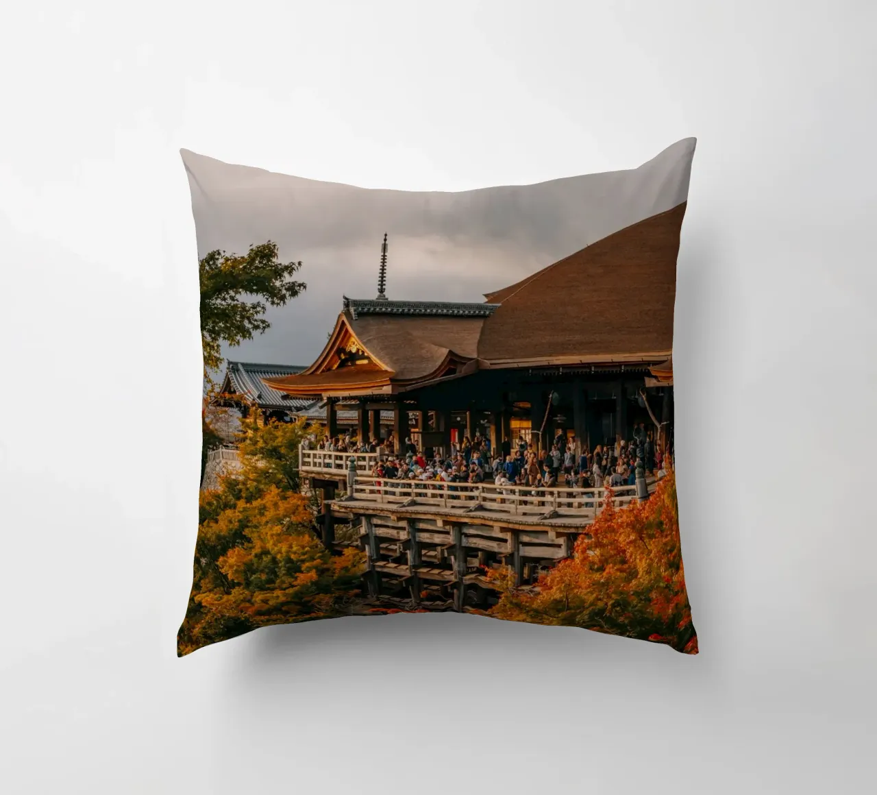 Kiyomizu-dera in Kyoto in Autumn cuscino da Marcel Bisig