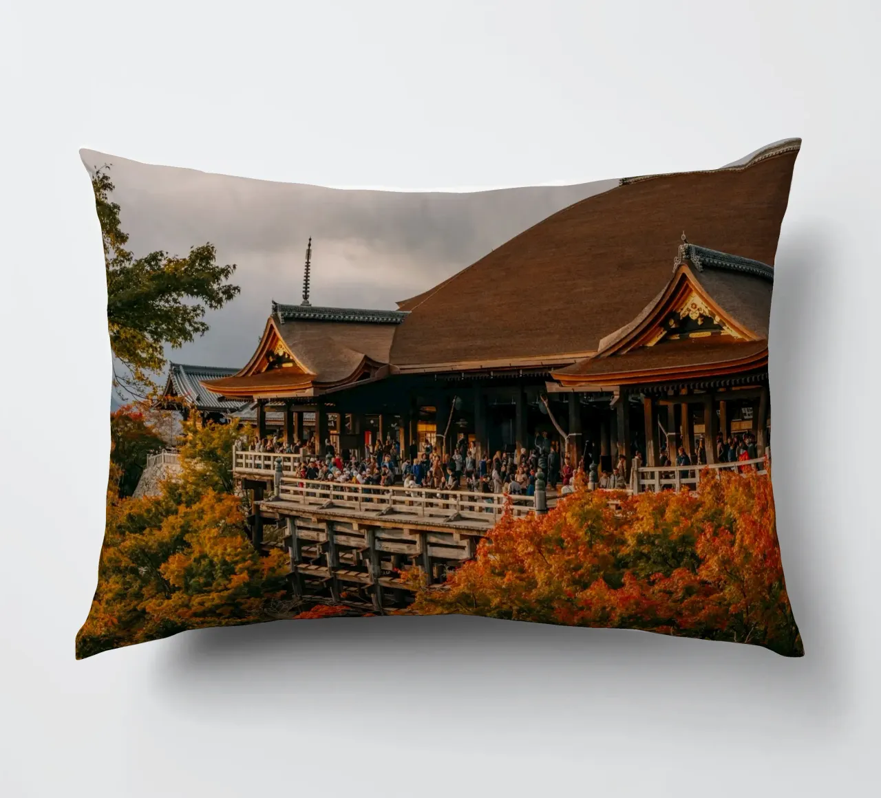 Kiyomizu-dera in Kyoto in Autumn cuscino da Marcel Bisig