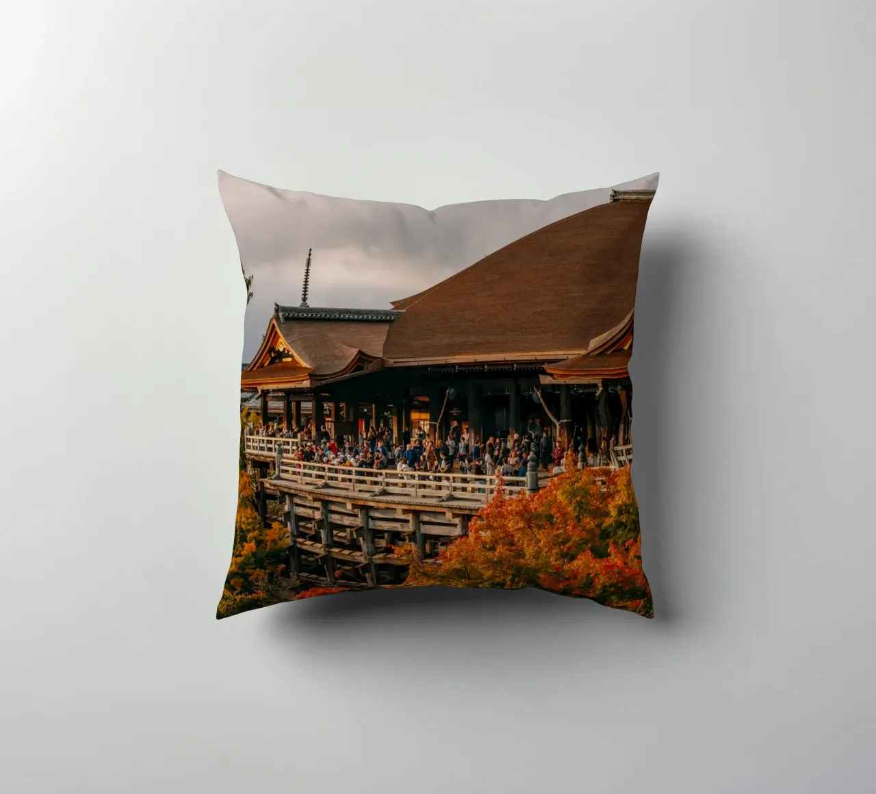 Kiyomizu-dera in Kyoto in Autumn cuscino da Marcel Bisig