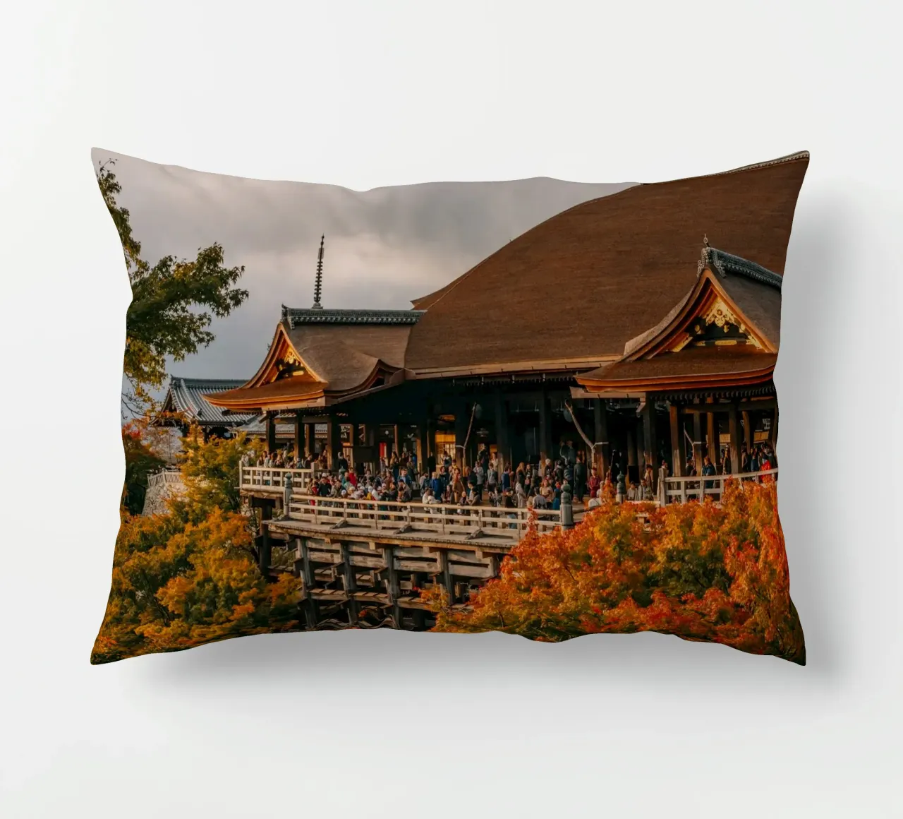 Kiyomizu-dera in Kyoto in Autumn cuscino da Marcel Bisig