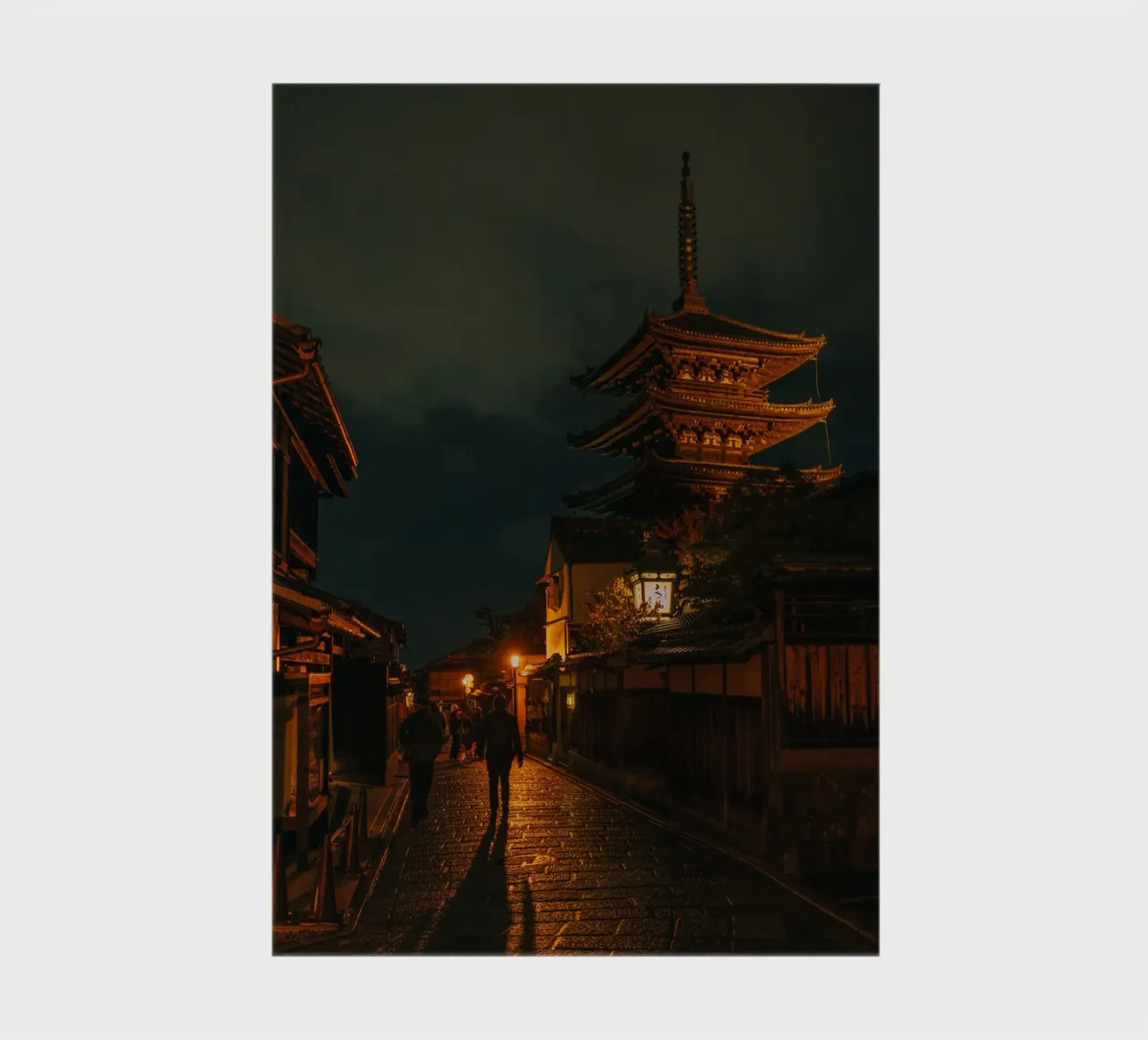La strada notturna di Kyoto diario da Marcel Bisig