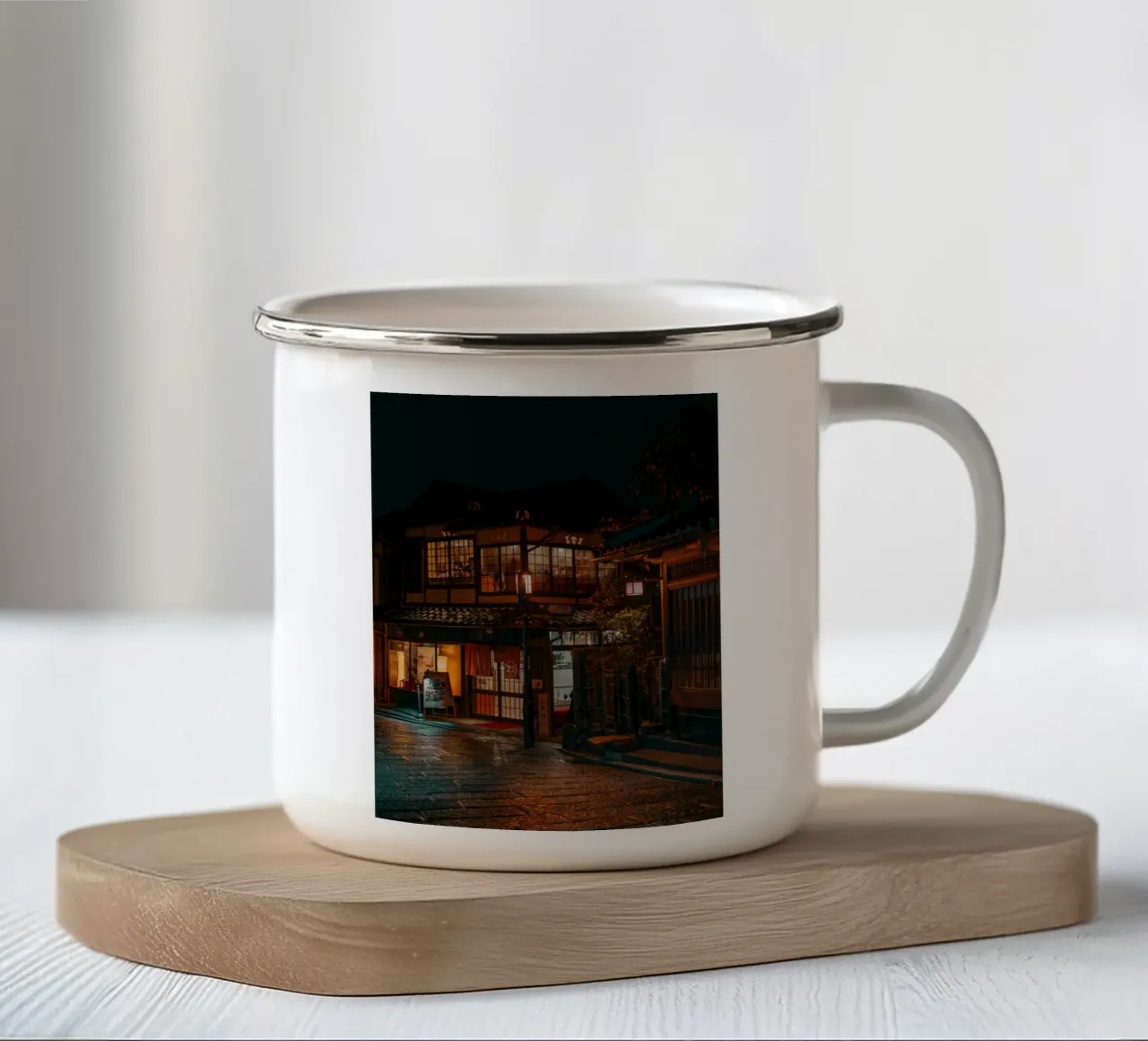 Casa da tè giapponese di notte - Kyoto tazza in smalto da Marcel Bisig