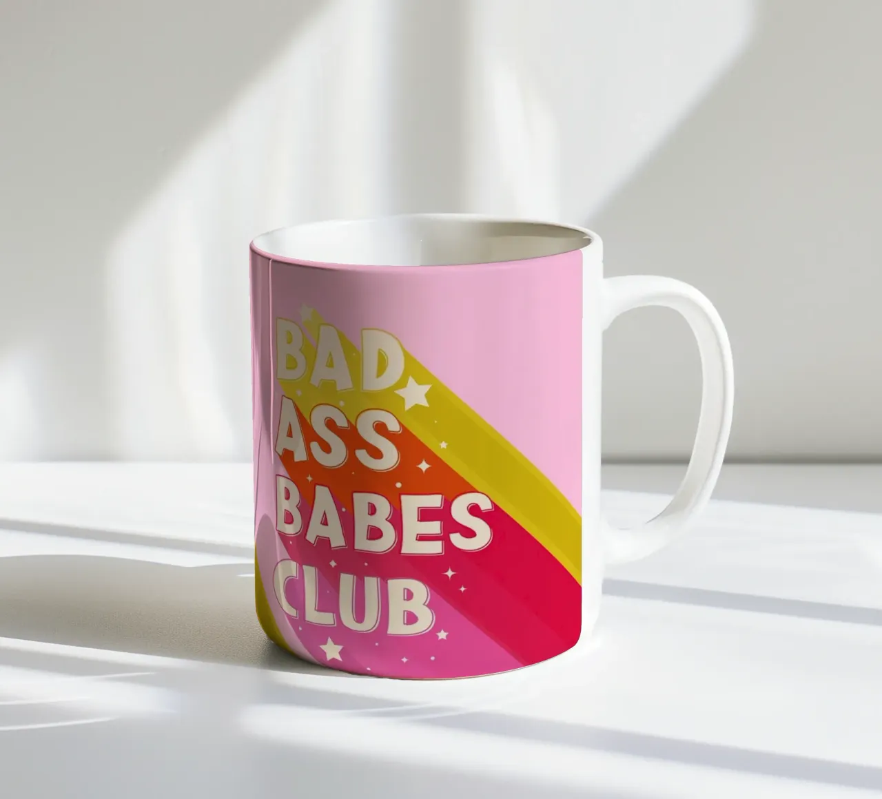 "Badass Babes Club" – Retro Feminist Typography Print tazza in ceramica da showmemars