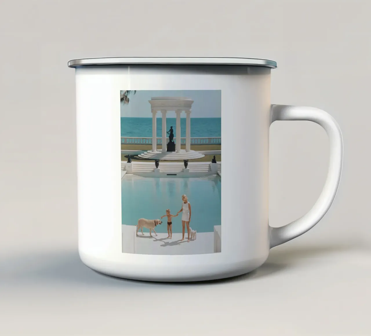Slim Aarons Poster, Slim Aarons Arte Murale tazza in smalto da Bella Studio