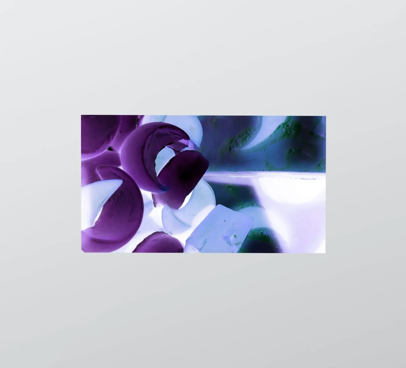 Blue and purple adesivo da Massimo Frascogna