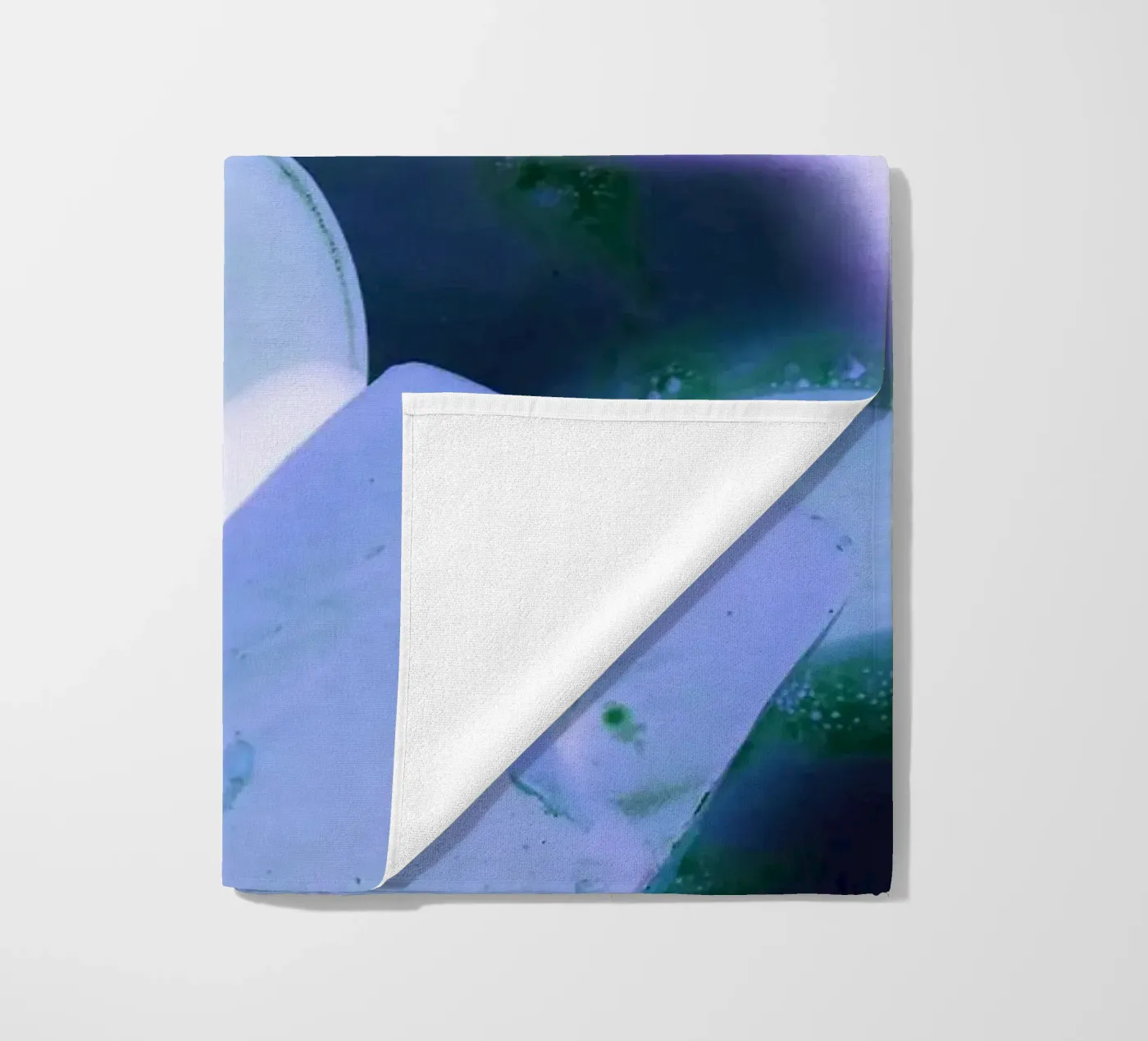 Blue and purple Strandtuch von Massimo Frascogna