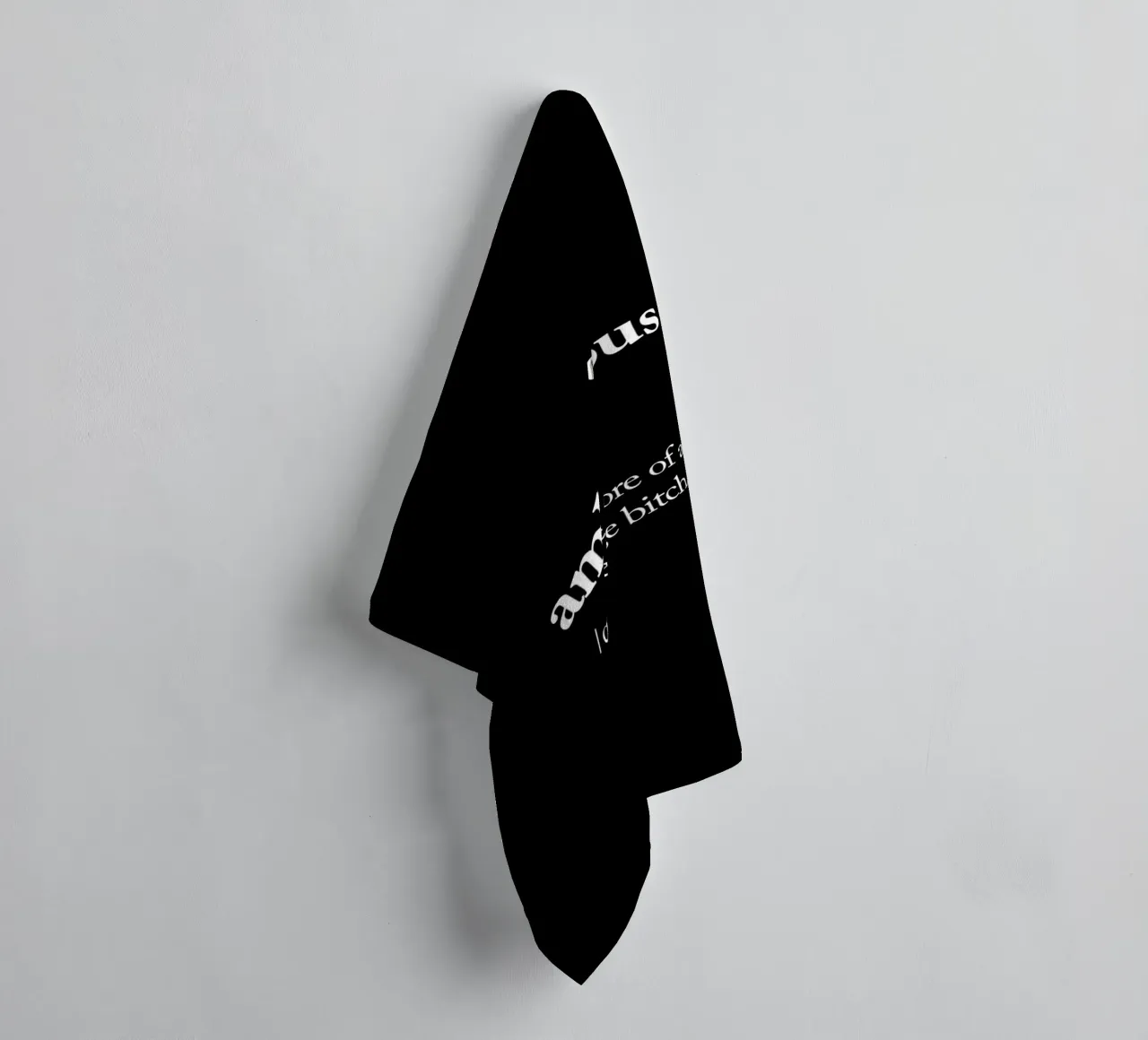 Design tipografico ambiguo in bianco e nero asciugamano da bagno da THE MOTIVATED TYPE
