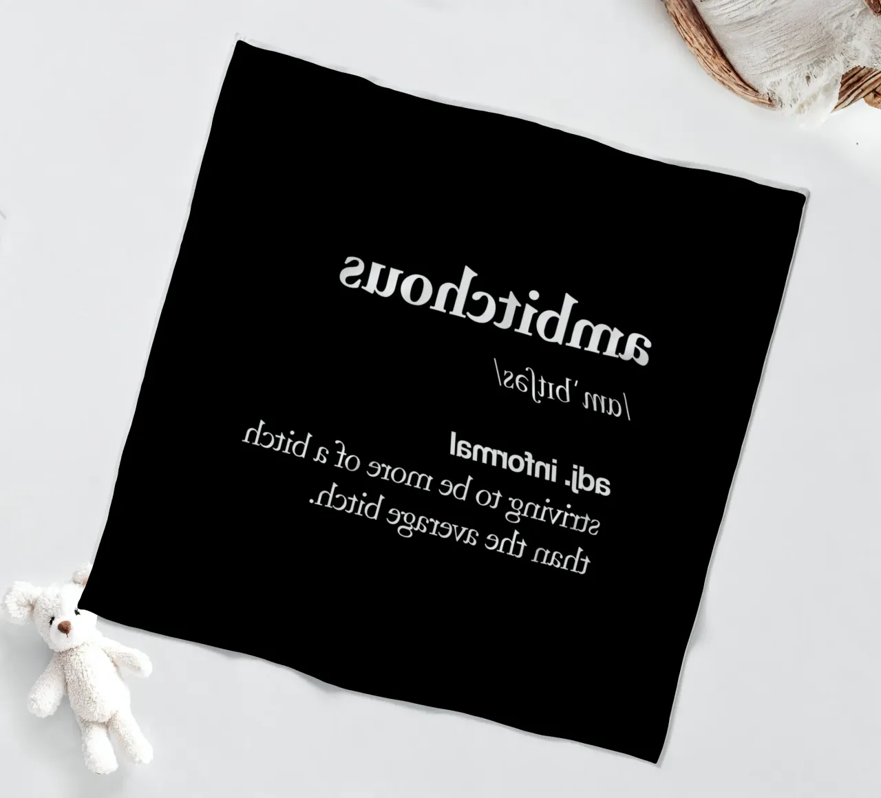 Design tipografico ambiguo in bianco e nero coperta in pile da THE MOTIVATED TYPE