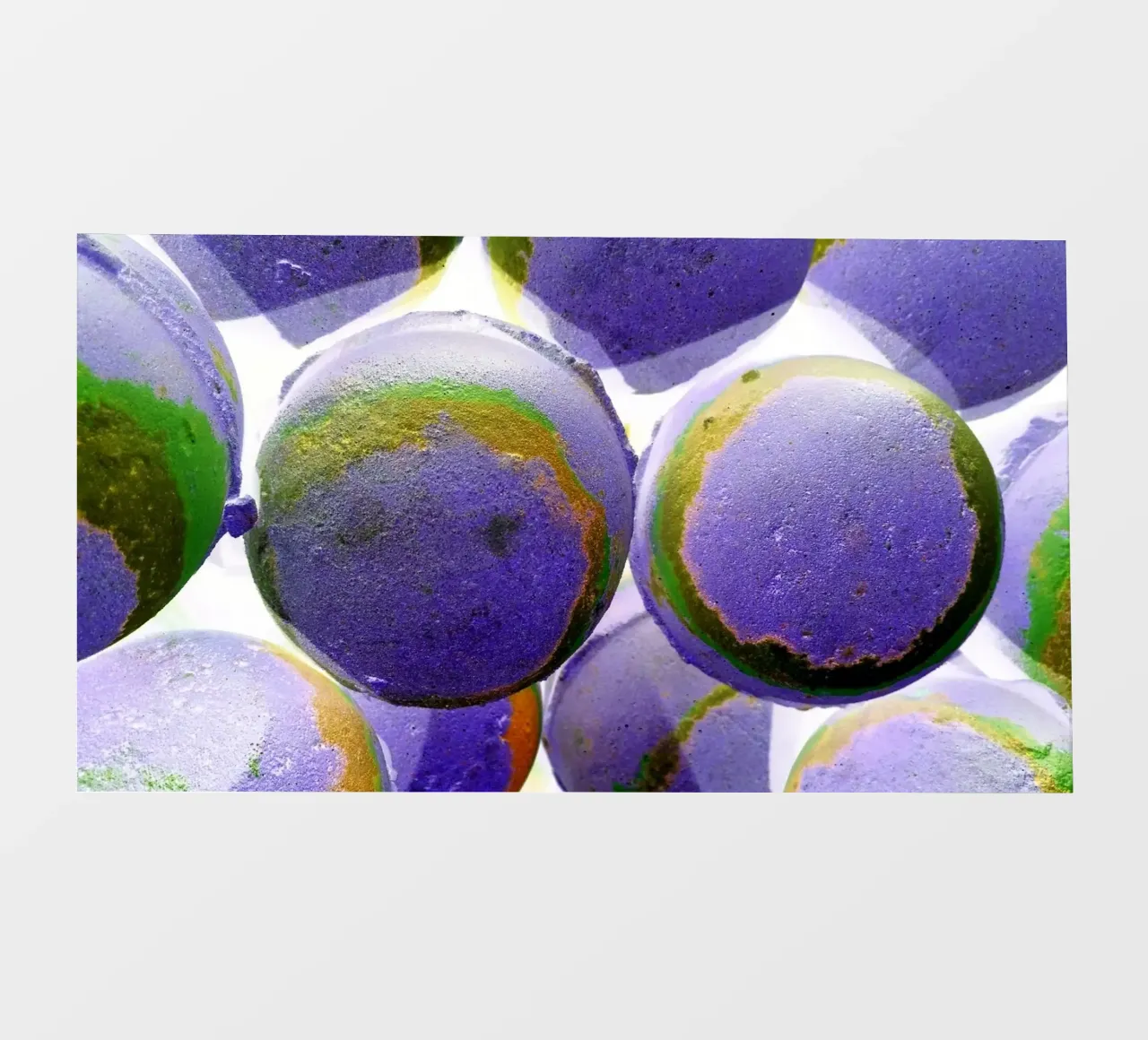 Palline viola pellicola backlit da Massimo Frascogna