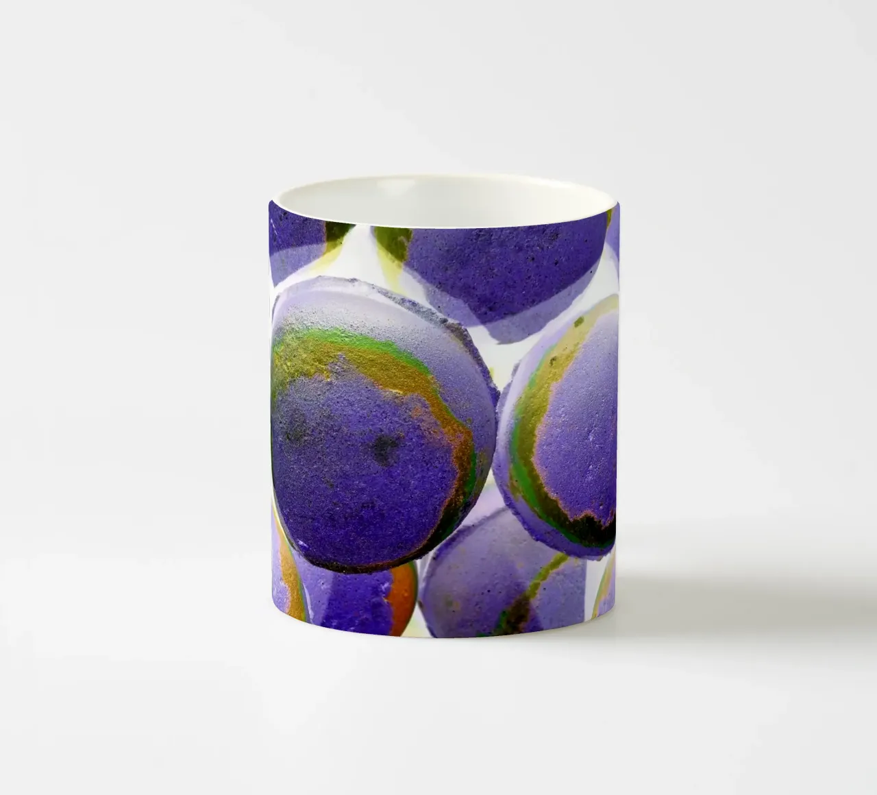 Palline viola tazza in ceramica da Massimo Frascogna