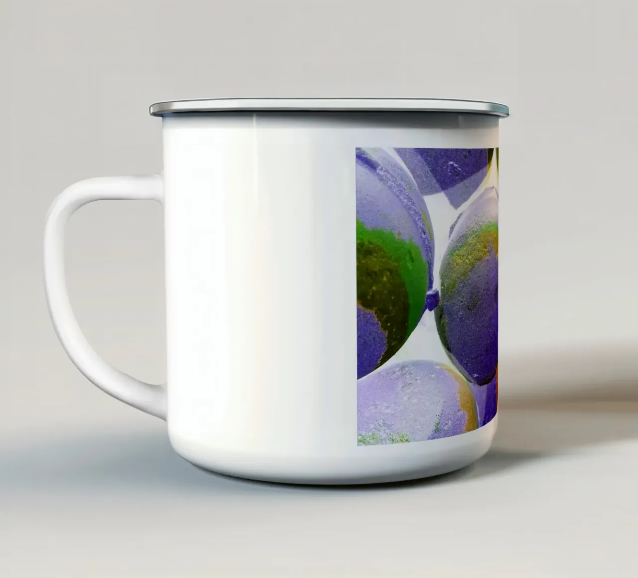 Palline viola tazza in smalto da Massimo Frascogna