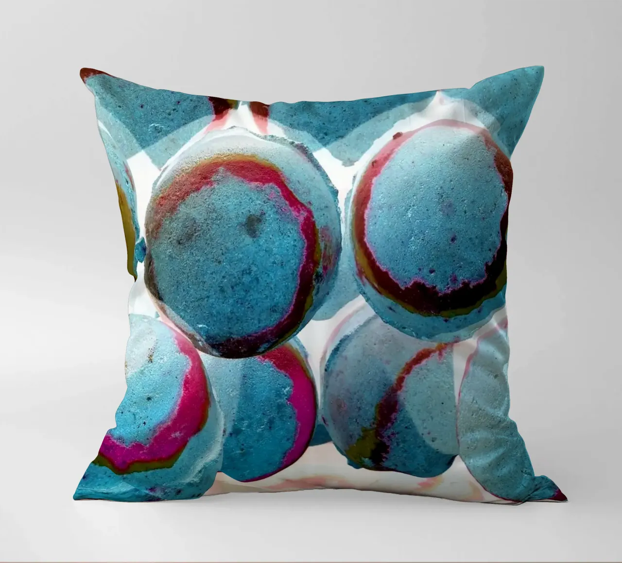 Palline blu cuscino da Massimo Frascogna