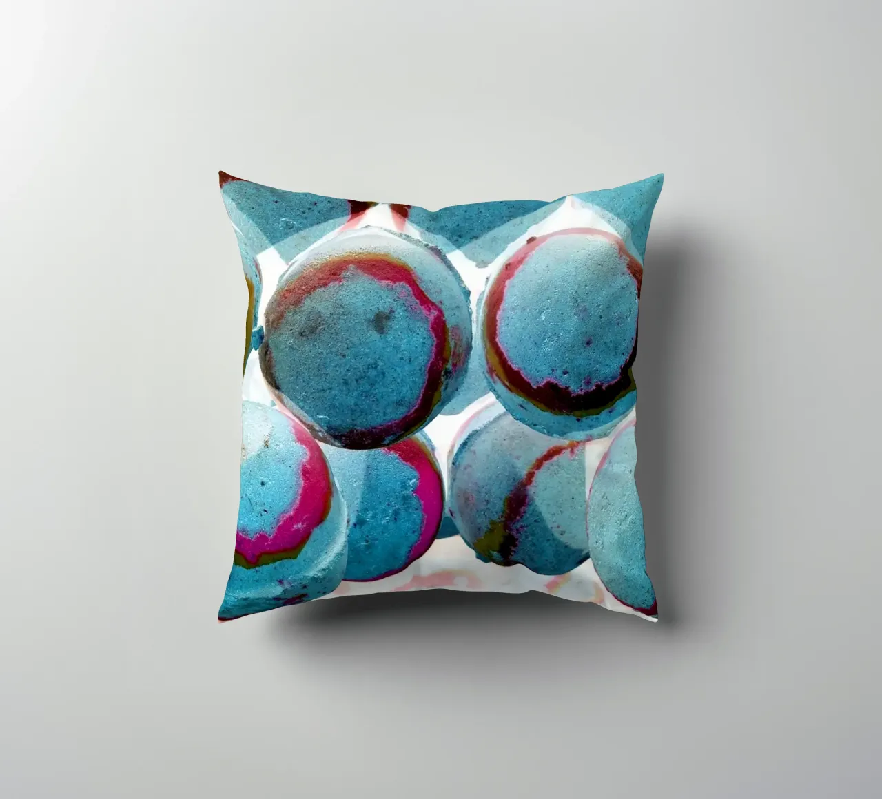 Palline blu cuscino da Massimo Frascogna