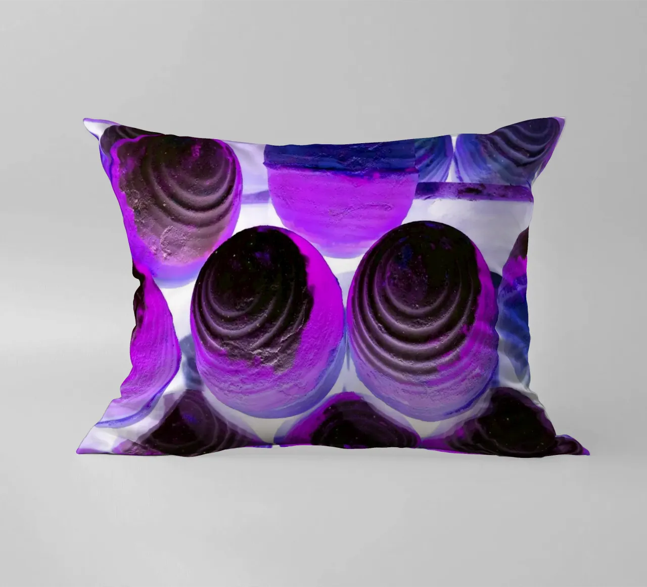 Palline viola cuscino da Massimo Frascogna