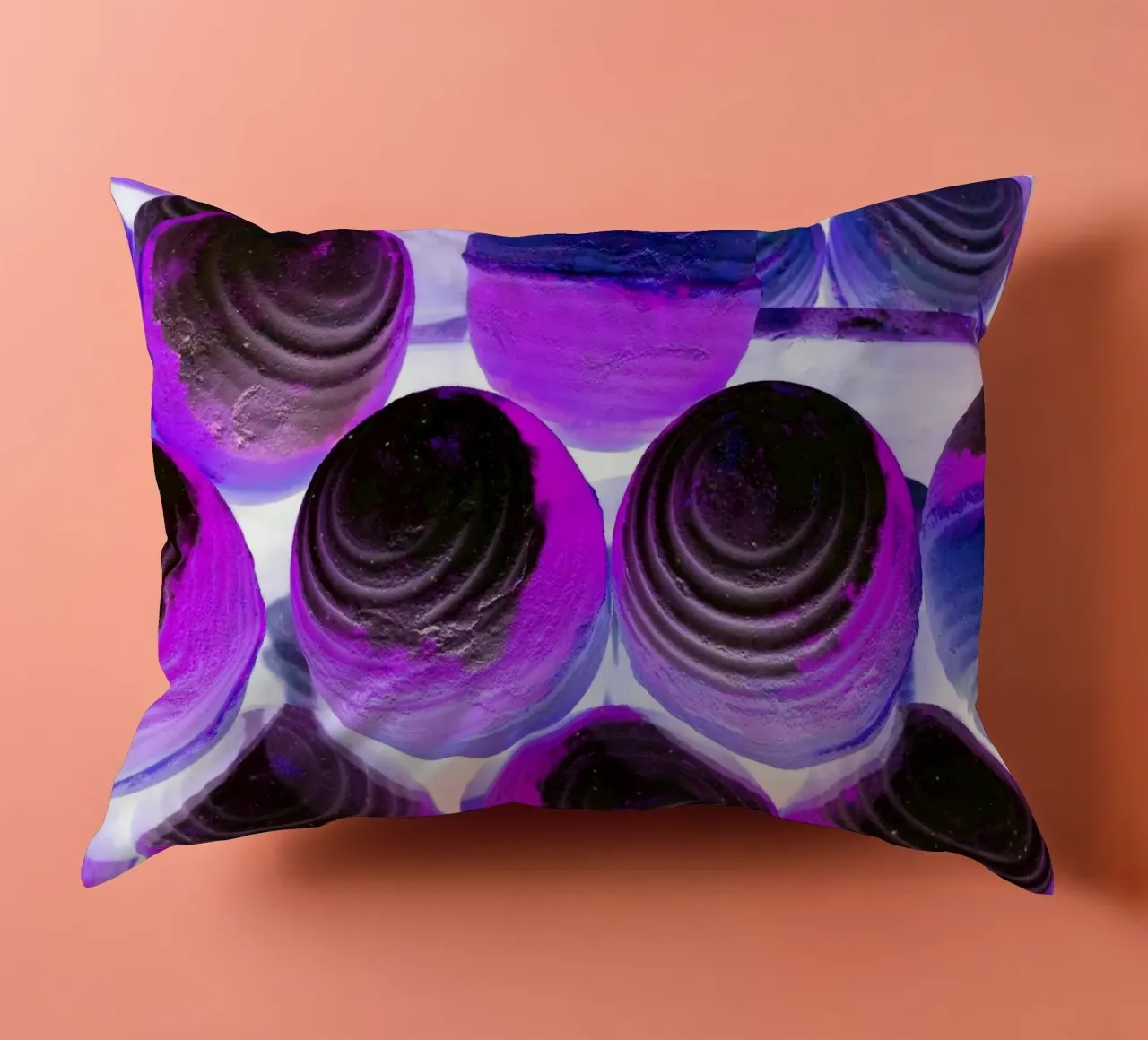 Palline viola cuscino da Massimo Frascogna