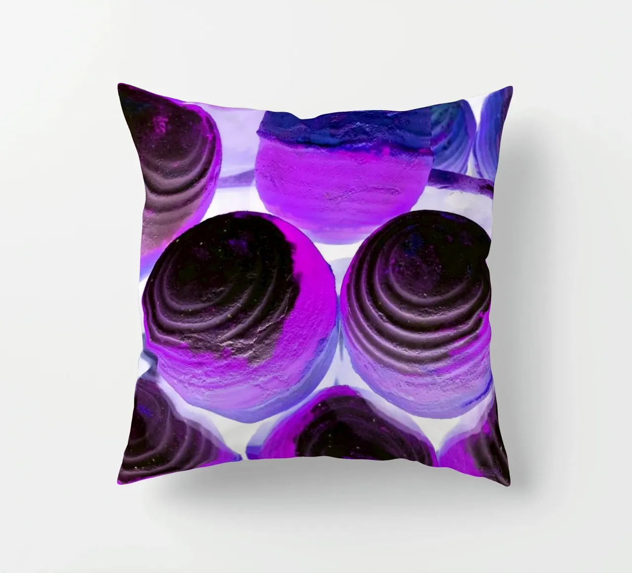 Palline viola cuscino da Massimo Frascogna