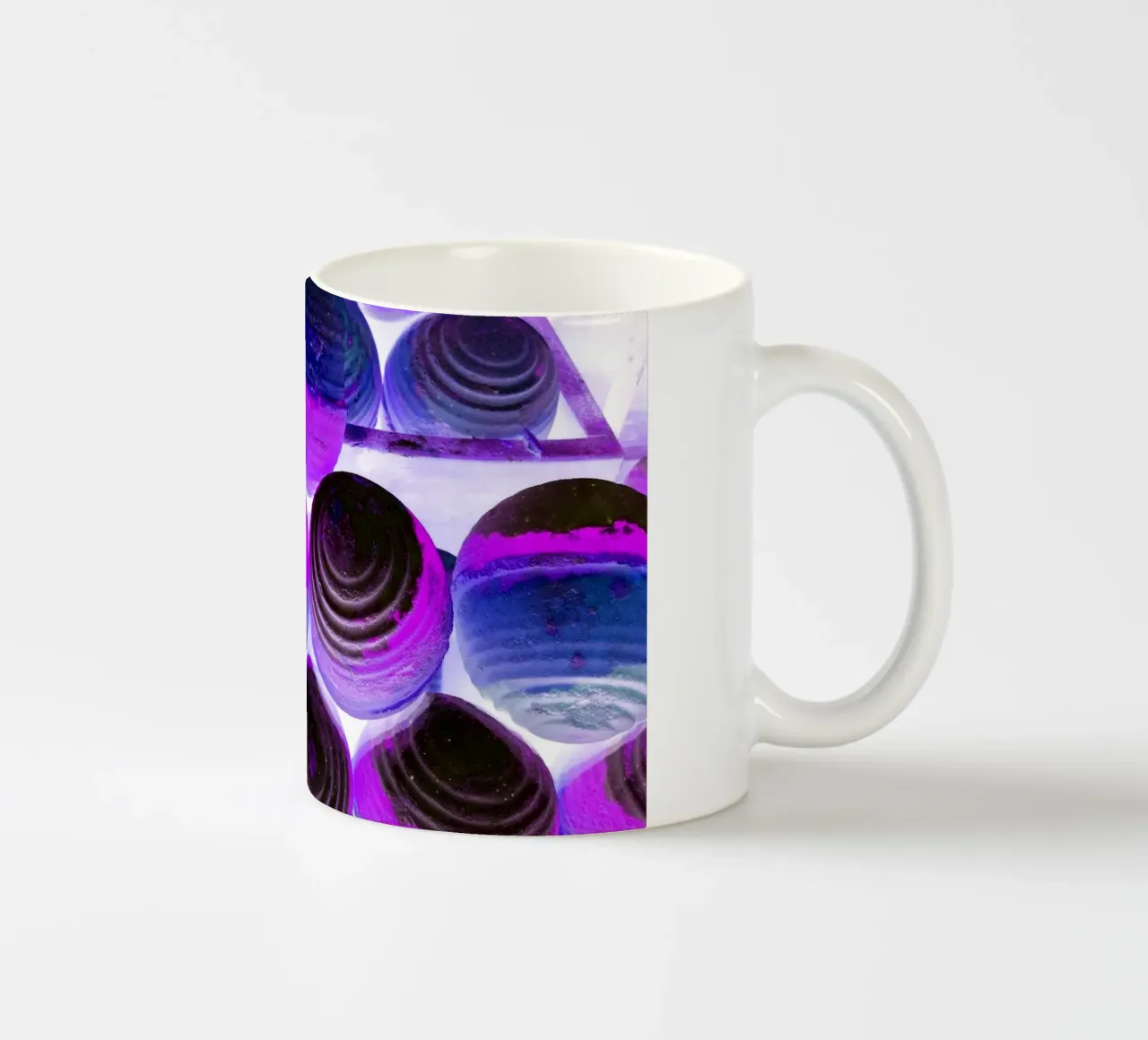 Palline viola tazza in ceramica da Massimo Frascogna