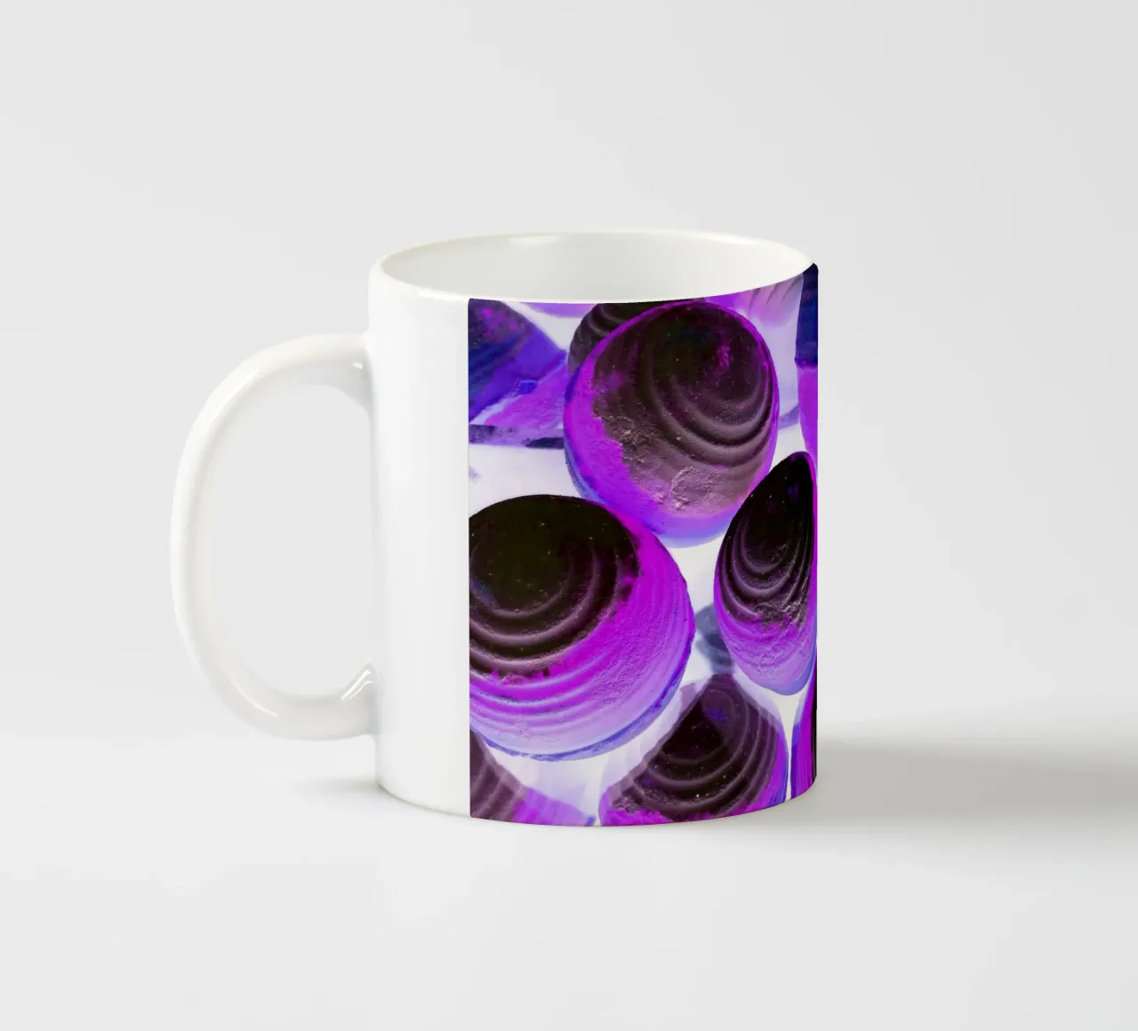 Palline viola tazza in ceramica da Massimo Frascogna