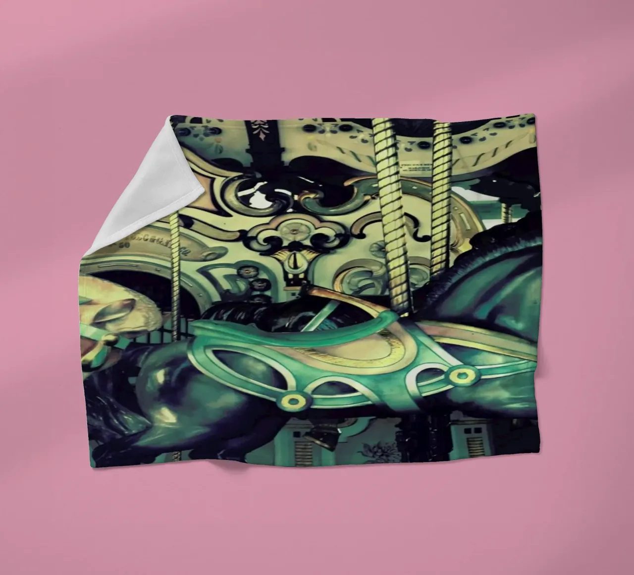Carousel coperta in pile da Robin Delean
