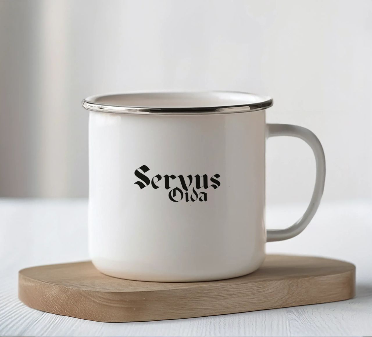 Servus tazza in smalto da Flo Klein