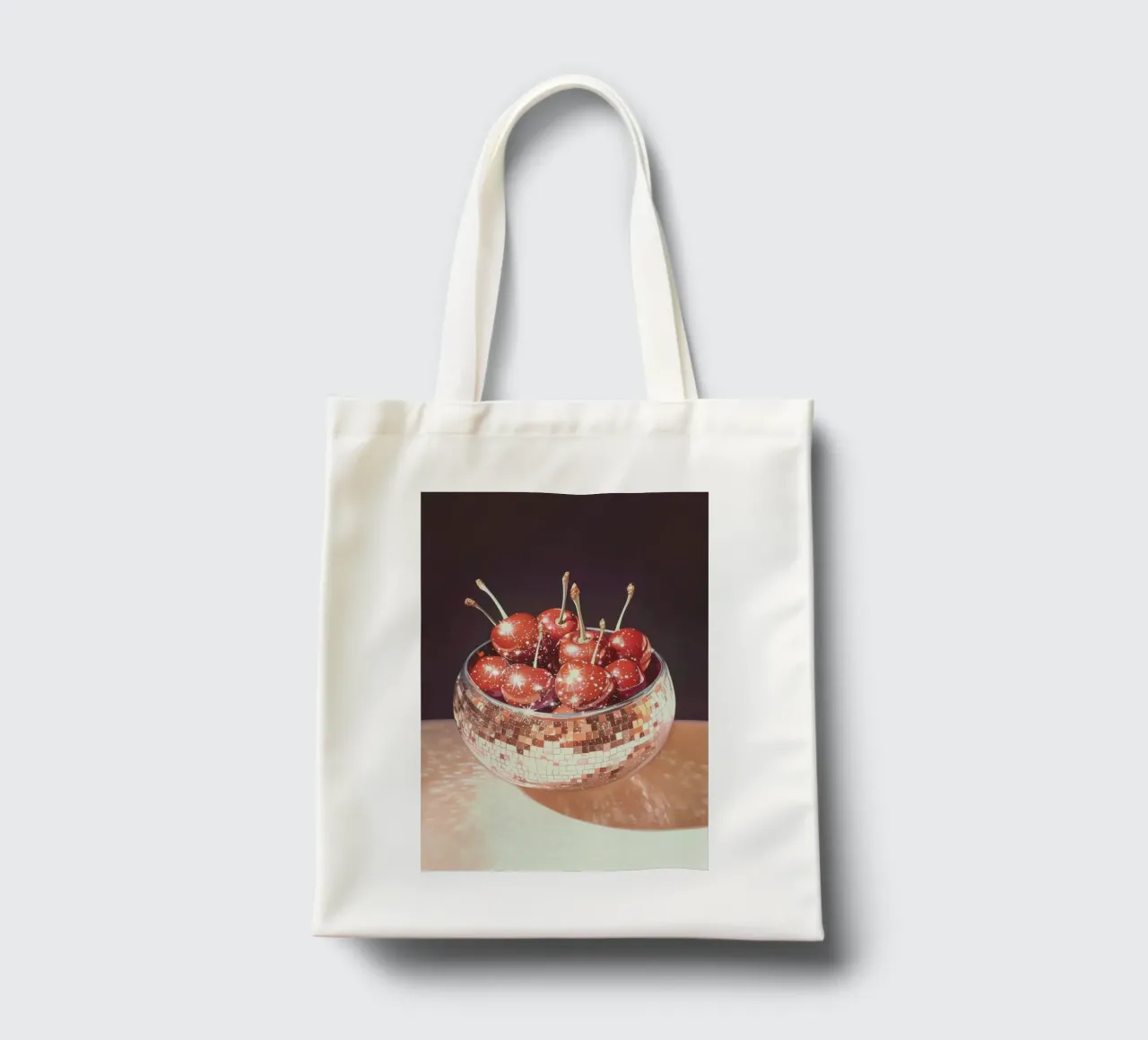 Ciliegie frizzanti in una ciotola con palla da discoteca borsa in juta da Melloi Art Print