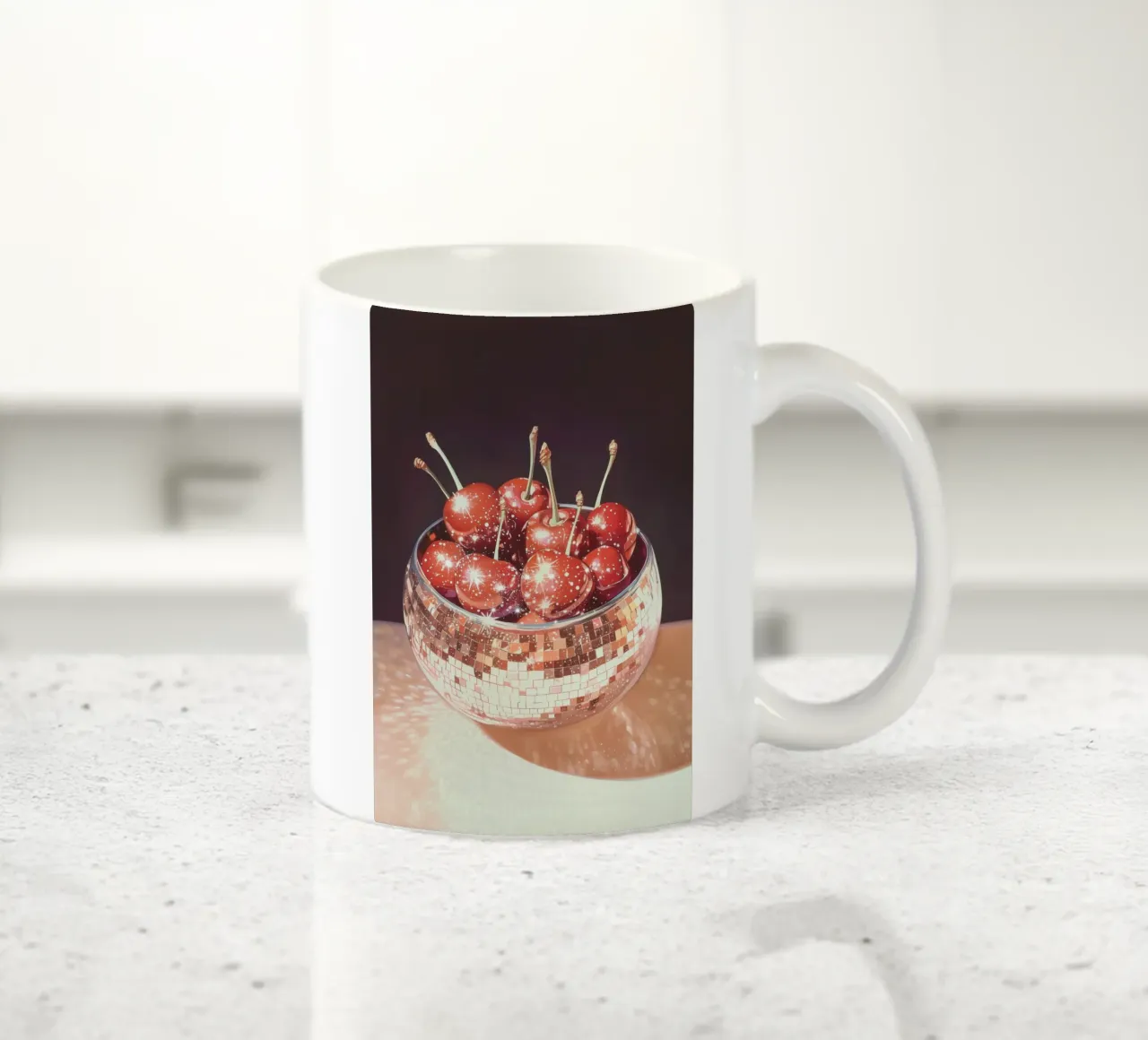 Ciliegie frizzanti in una ciotola con palla da discoteca tazza in ceramica da Melloi Art Print