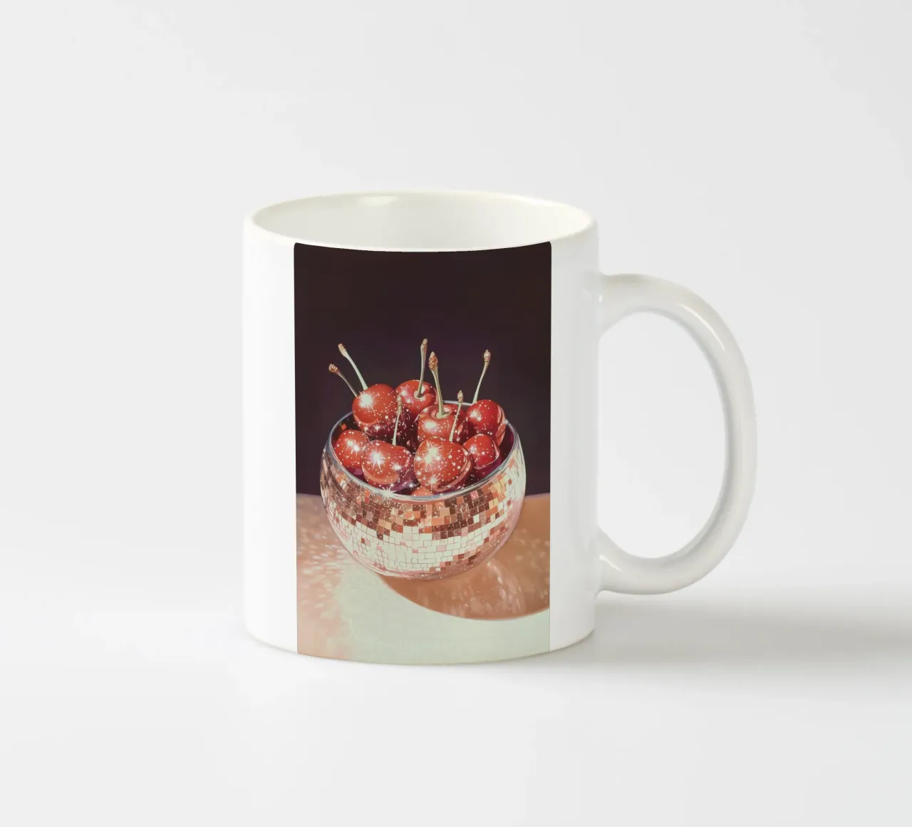 Ciliegie frizzanti in una ciotola con palla da discoteca tazza in ceramica da Melloi Art Print