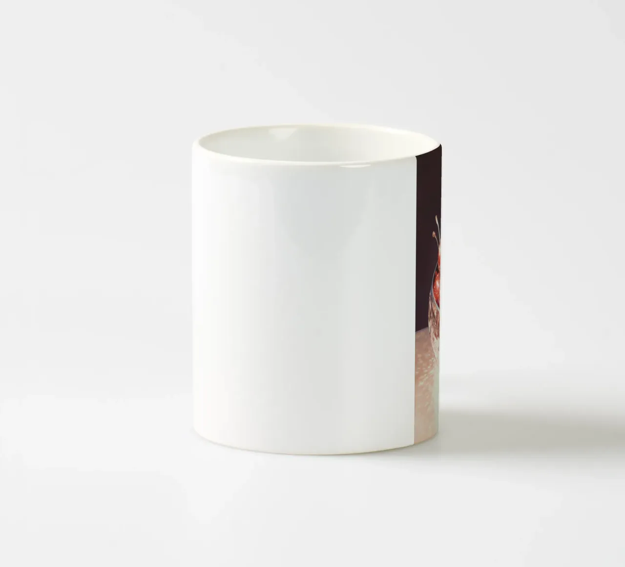 Ciliegie frizzanti in una ciotola con palla da discoteca tazza in ceramica da Melloi Art Print