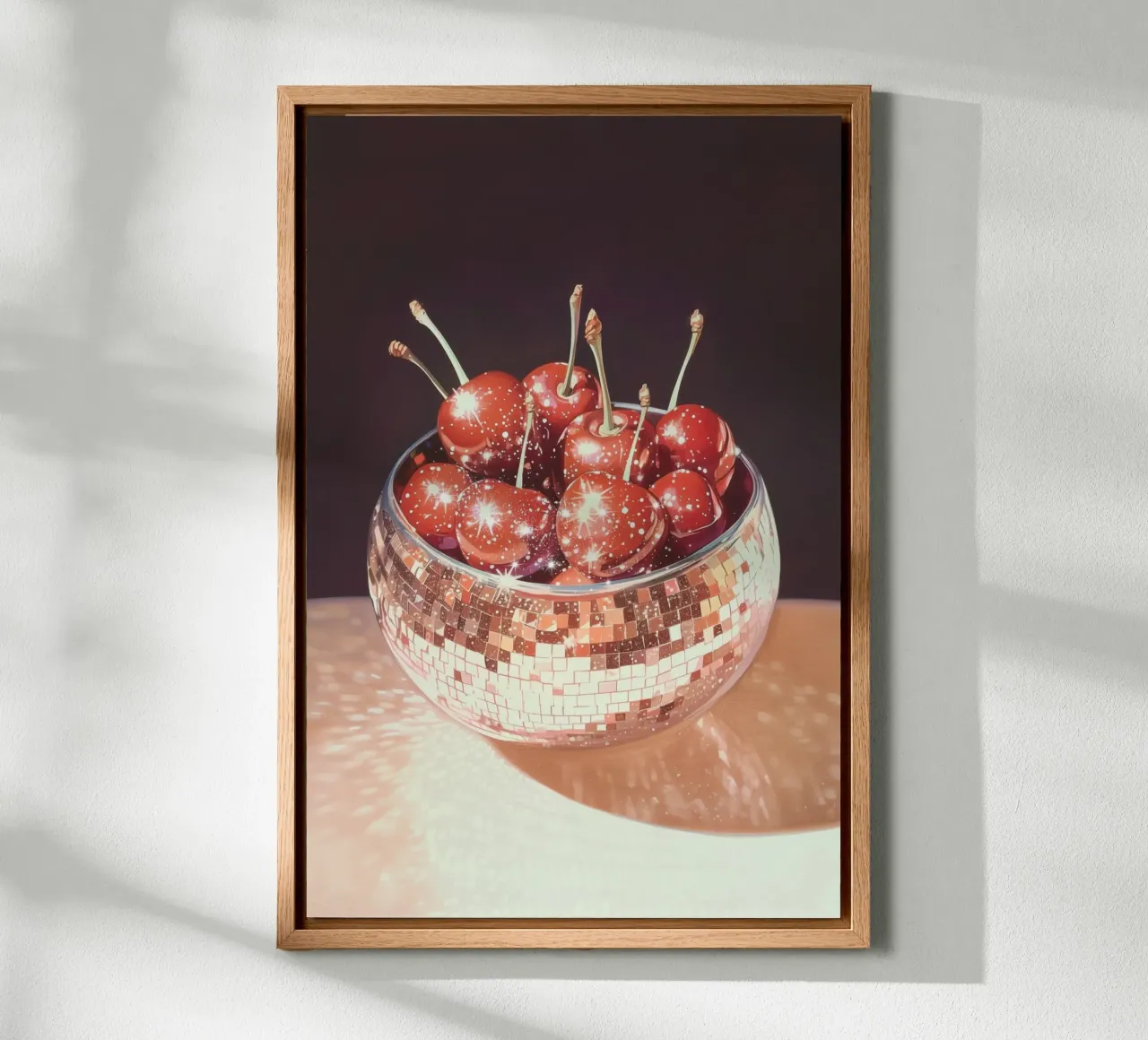 Ciliegie frizzanti in una ciotola con palla da discoteca alluminio dibond da Melloi Art Print