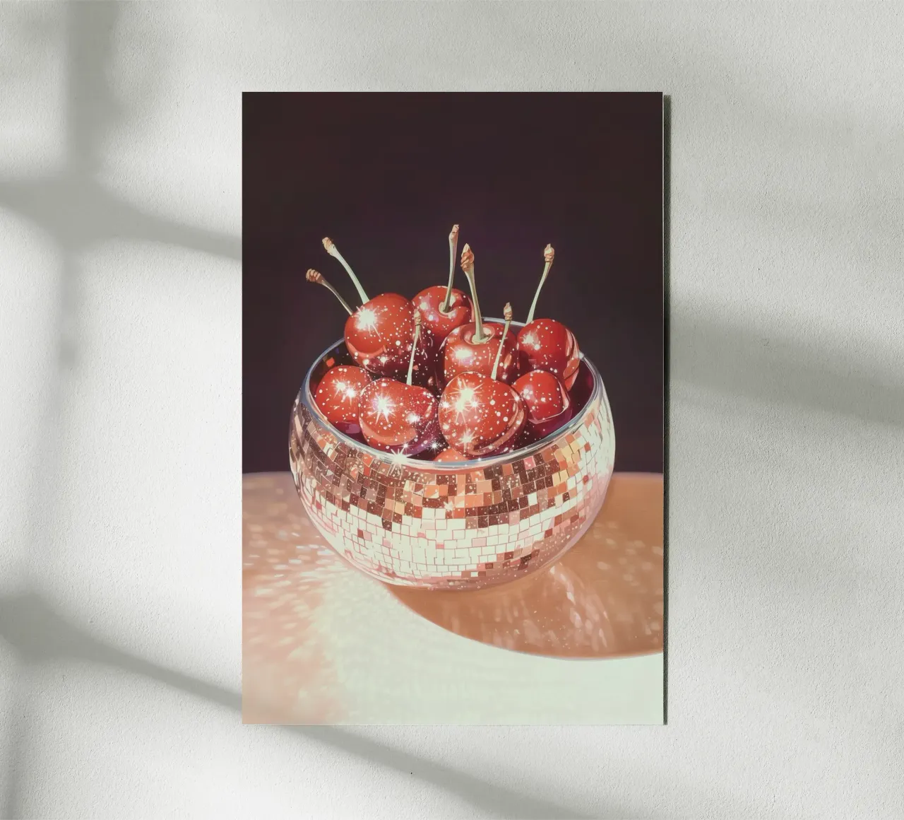 Ciliegie frizzanti in una ciotola con palla da discoteca alluminio dibond da Melloi Art Print