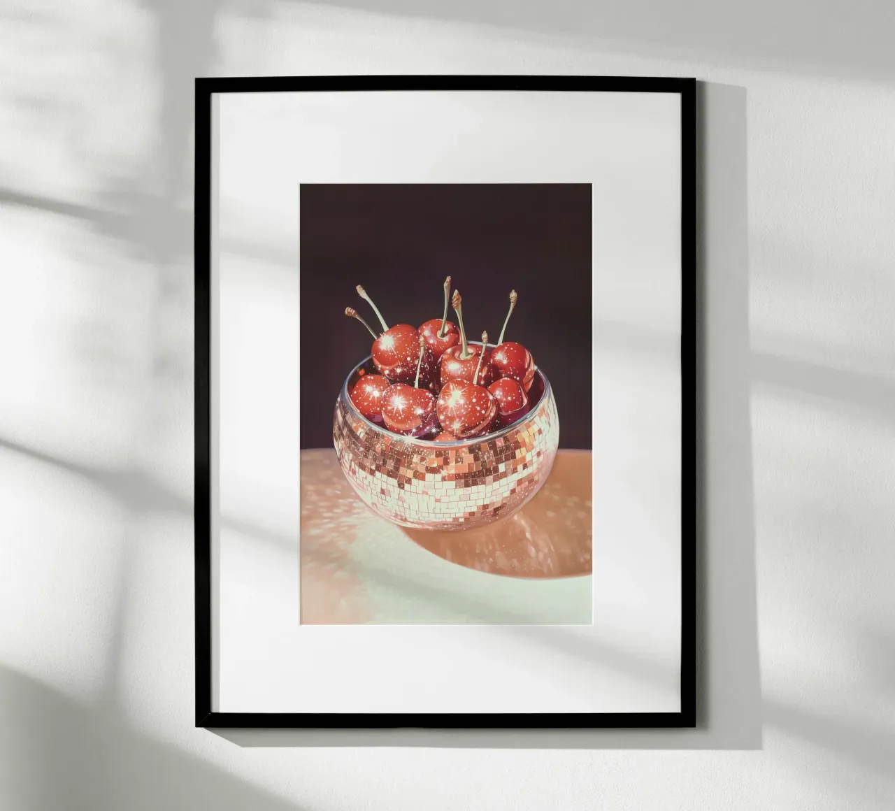 Ciliegie frizzanti in una ciotola con palla da discoteca carta hahnemühle da Melloi Art Print