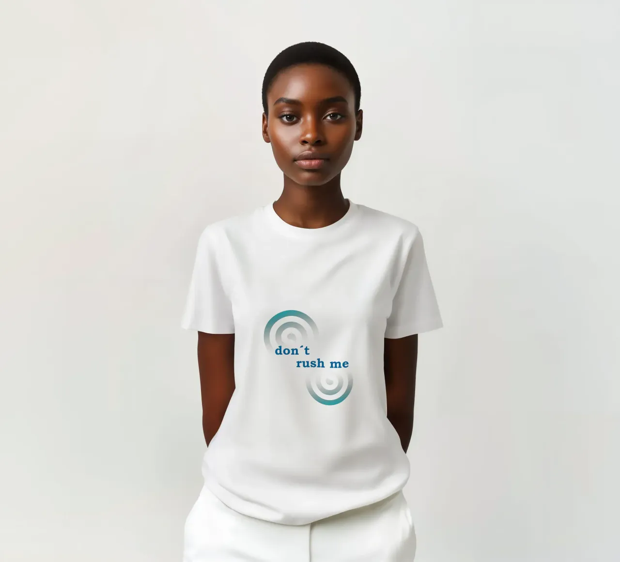 Forme geometriche con la scritta "Non mettermi fretta". t-shirt da Something for you