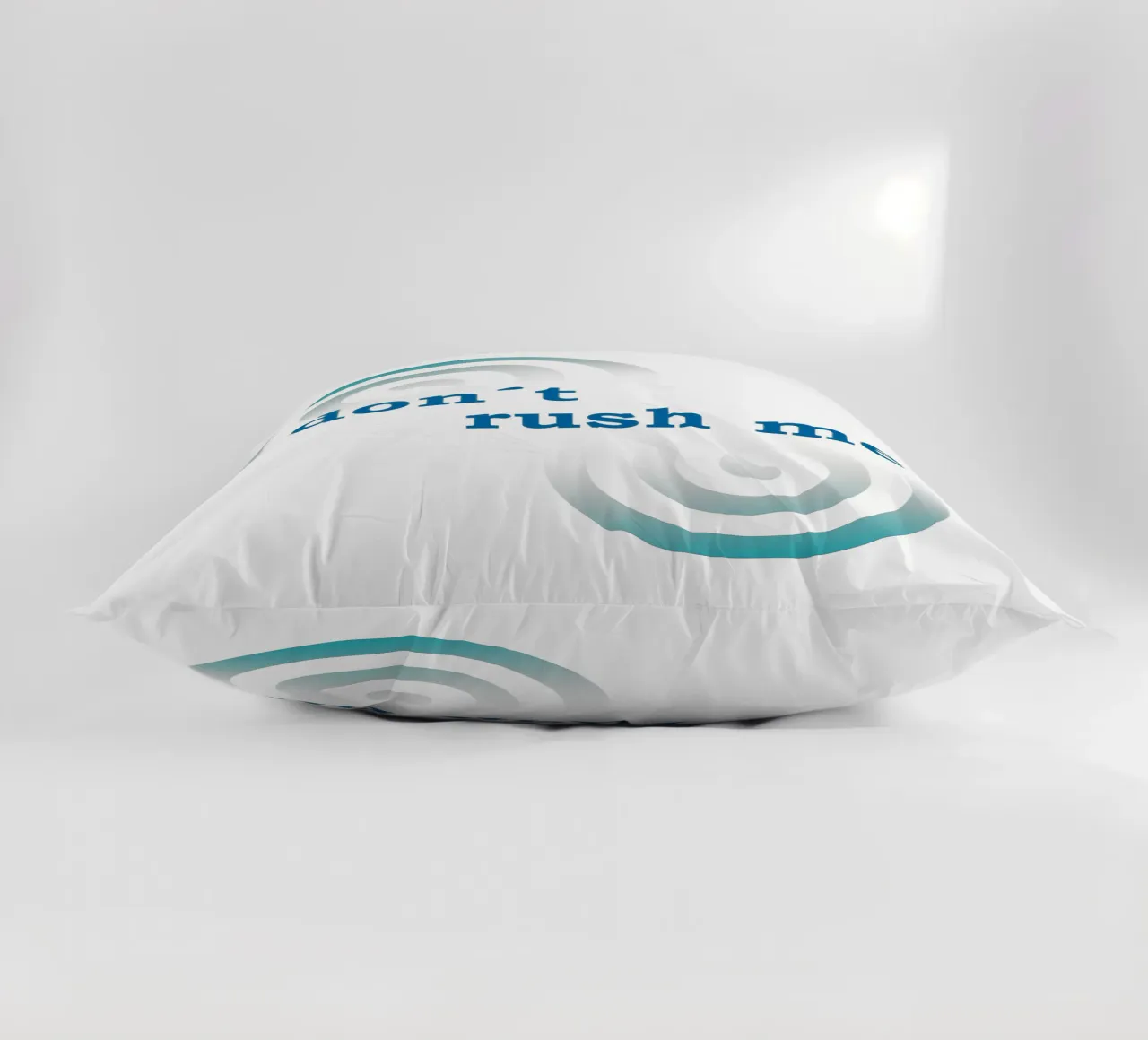 Forme geometriche con la scritta "Non mettermi fretta". cuscino da Something for you