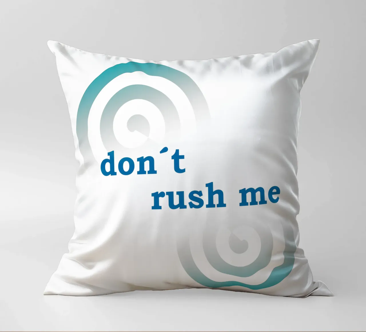 Forme geometriche con la scritta "Non mettermi fretta". cuscino da Something for you